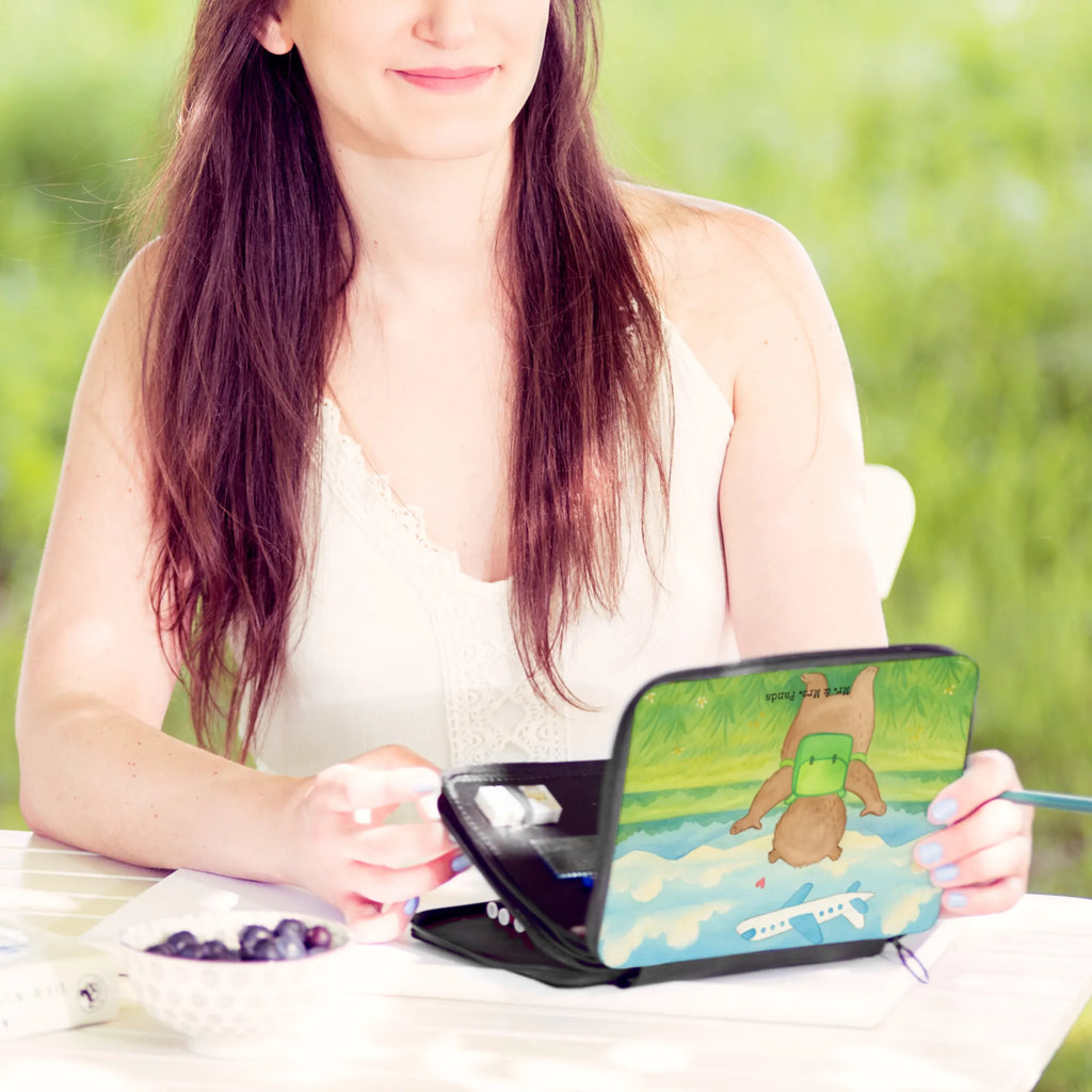 Federmappe Bär Flugzeug Design Federmäppchen, Schule, Kinder Federmappe, Stifterolle, Grundschule, Einschulung, Federmäppchen bedruckt, Geschenk, Stifte Etui, Federmappe, Motiv, Bestückte Federmappe, Schüler, Büro Stifte Etui, Stiftetasche, Kind, Schülerin, Federmappe Einschulung, Liebe, Partner, Freund, Freundin, Ehemann, Ehefrau, Heiraten, Verlobung, Heiratsantrag, Liebesgeschenk, Jahrestag, Hocheitstag, Geschenk für Freundin, Geschenk für Partner, für Männer, Liebesbeweis, Valentinstag, Geschenk für Frauen, Hochzeitstag, Mitbringsel, für Ehemann