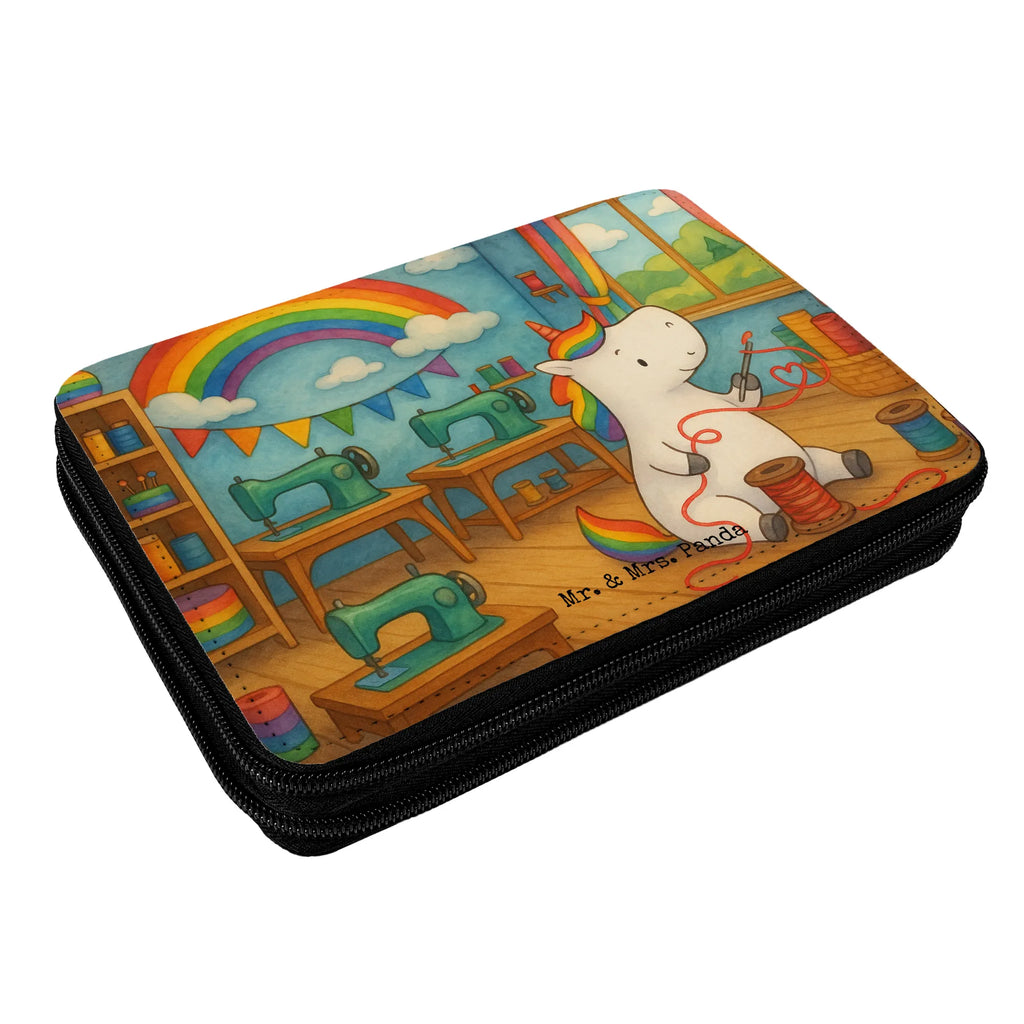 Federmappe Einhorn Näherin Design Federmappe, Stiftetasche, Stifte Etui, Schule, Einschulung, Geschenk, Kind, Schüler, Schülerin, Stifterolle, Federmäppchen, Motiv, Grundschule, Federmäppchen bedruckt, Büro Stifte Etui, Bestückte Federmappe, Kinder Federmappe, Federmappe Einschulung, Einhorn, Einhörner, Einhorn Deko, Unicorn, Näherin, nähen, Mädchen, Freundin, Häkeln, Stricken, basteln, Nähzimmer