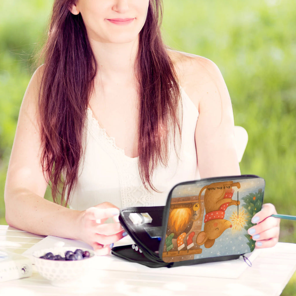 Federmappe Maus Weihnachten Design Kinder Federmappe, Stiftetasche, Federmäppchen bedruckt, Federmappe Einschulung, Federmappe, Schülerin, Federmäppchen, Grundschule, Motiv, Stifte Etui, Büro Stifte Etui, Kind, Schule, Einschulung, Schüler, Bestückte Federmappe, Stifterolle, Geschenk, Winter, Weihnachten, Weihnachtsdeko, Nikolaus, Advent, Heiligabend, Wintermotiv, Mäuschen, Frohe Weihnachten, Weihnachtswunder, Maus, Weihnachtsmotiv, Weihnachtsgruß