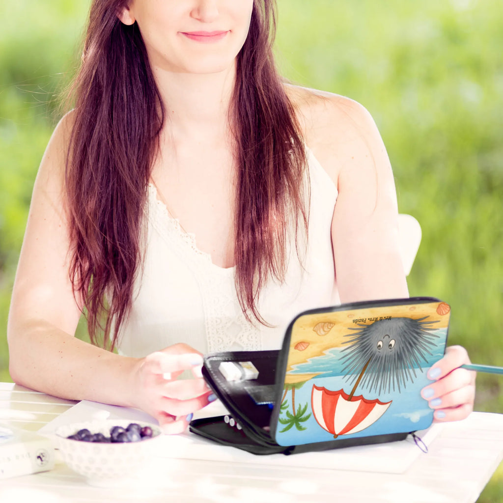 Federmappe Seeigel Design Kinder Federmappe, Schule, Stiftetasche, Grundschule, Motiv, Schülerin, Bestückte Federmappe, Einschulung, Federmäppchen, Federmappe, Stifte Etui, Schüler, Geschenk, Kind, Büro Stifte Etui, Federmäppchen bedruckt, Stifterolle, Federmappe Einschulung, Meerestiere, Meer, Urlaub, Selbstakzeptanz, Seeigel, Achtsamkeit, Leben, Hier und Jetzt, Selbstliebe, Lebe