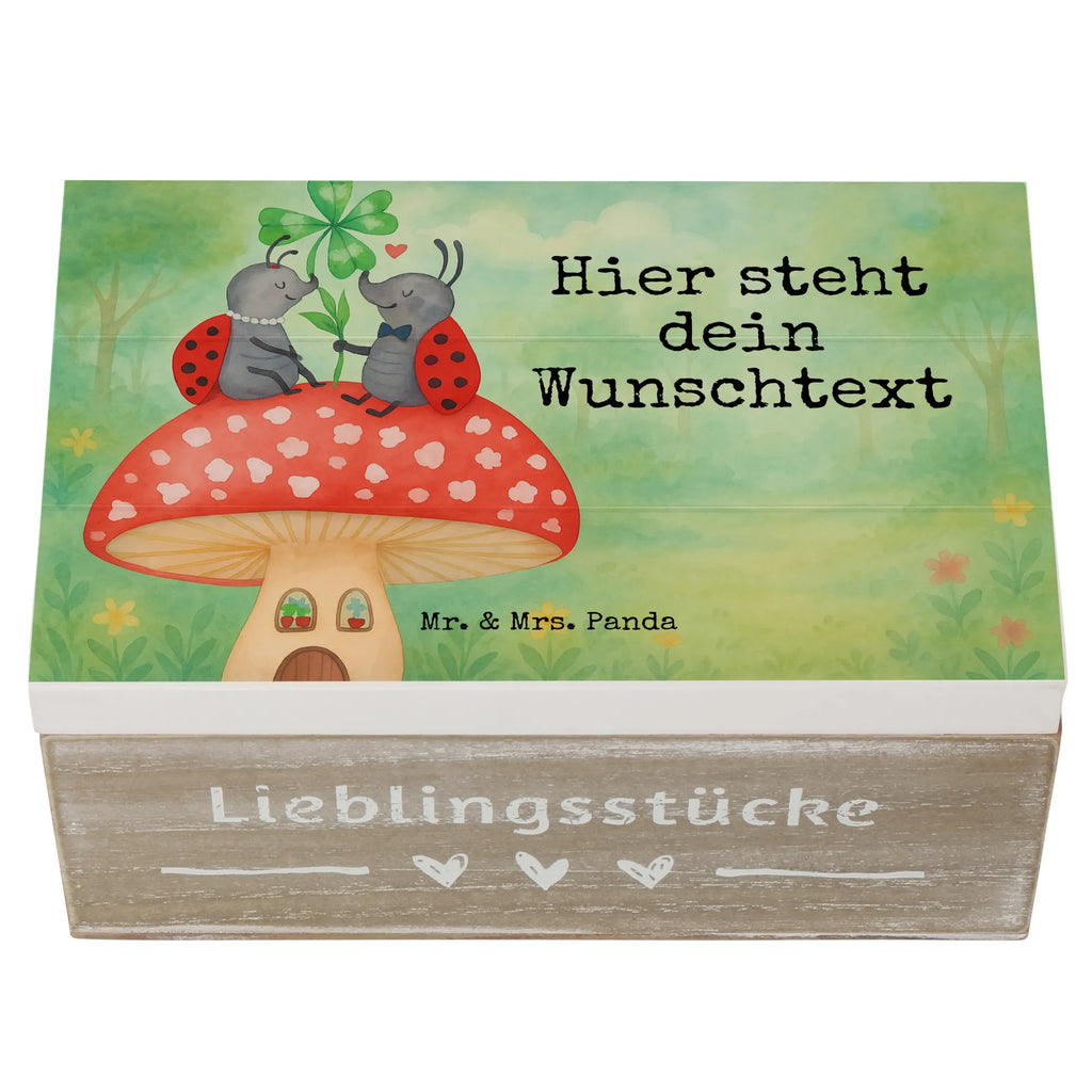 Personalisierte Holzkiste Marienkäfer Fliegenpilz Design Schatulle Personalisiert, Dekokiste Personalisiert, Kiste mit Namen, Erinnerungskiste Personalisiert, Aufbewahrungsbox Personalisiert, Dekokiste mit Namen, Schatulle mit Namen, Aufbewahrungsbox mit Namen, Erinnerungsbox Personalisiert, Truhe Personalisiert, GEschenkdose personalisiert, Holzkiste Personalisiert, Schatzkiste Personalisiert, Holzkiste mit Namen, Geschenkbox personalisiert, Erinnerungskiste, Schatzkiste mit Namen, Truhe mit Namen, mit Namen, Kiste Personalisiert, Erinnerungsbox mit Namen, Tiermotive, Gute Laune, lustige Sprüche, Tiere, Fliegenpilz, Marienkäfer, Haus, Fleigenpilzhaus, zuhause, Wohnung