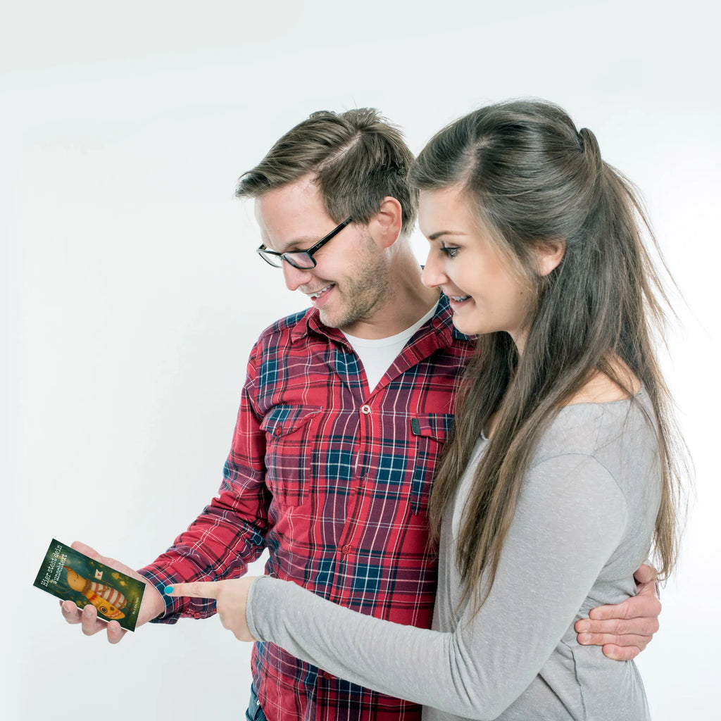 Personalisierte Postkarte Nachtfalter Fähnchen Design Ansichtskarte mit Wunschtext, Einladung mit Wunschtext, Karte mit Wunschtext, Grußkarte mit Wunschtext, Geschenkkarte mit Wunschtext, Einladung mit Namen, Karte mit Namen, Postkarte bedrucken, Ansichtskarte mit Namen, Postkarte personalisierbar, Grußkarte mit Namen, Postkarte mit Wunschtext, Geschenkkarte mit Namen, Postkarte mit Namen, Tiermotive, Gute Laune, lustige Sprüche, Tiere, Spruch witzig, Was kostet die Welt, süß, niedlich, Küche Deko, Käfer, Spruch lustig, Nachtfalter