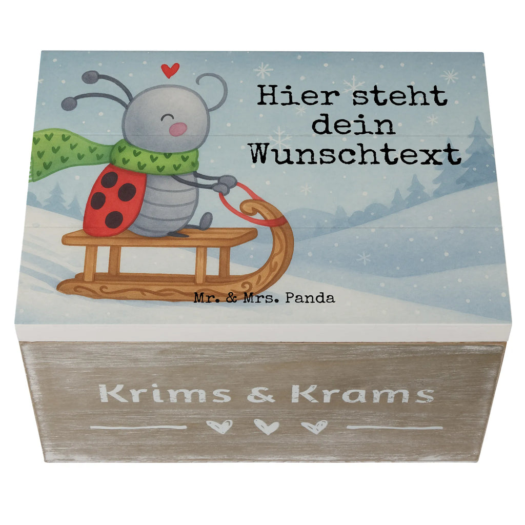 Personalisierte Holzkiste Smörle Rodeln Design Erinnerungsbox mit Namen, Holzkiste Personalisiert, mit Namen, Erinnerungskiste Personalisiert, Schatzkiste Personalisiert, Geschenkbox personalisiert, Dekokiste Personalisiert, Erinnerungsbox Personalisiert, Dekokiste mit Namen, GEschenkdose personalisiert, Truhe mit Namen, Schatulle mit Namen, Erinnerungskiste, Holzkiste mit Namen, Schatzkiste mit Namen, Aufbewahrungsbox Personalisiert, Aufbewahrungsbox mit Namen, Truhe Personalisiert, Schatulle Personalisiert, Kiste mit Namen, Kiste Personalisiert, Winter, Weihnachten, Weihnachtsdeko, Nikolaus, Advent, Heiligabend, Wintermotiv, Marzipan, Schlittenfahren, Smörle