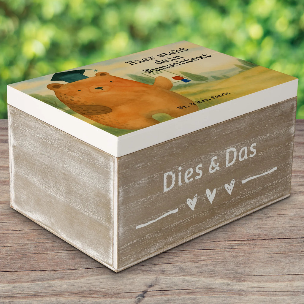 Personalisierte Holzkiste Bär Prüfung Design Dekokiste mit Namen, Erinnerungskiste, Aufbewahrungsbox mit Namen, Erinnerungsbox Personalisiert, Holzkiste Personalisiert, Truhe Personalisiert, Kiste mit Namen, Aufbewahrungsbox Personalisiert, Truhe mit Namen, Kiste Personalisiert, GEschenkdose personalisiert, Schatzkiste Personalisiert, Geschenkbox personalisiert, Erinnerungskiste Personalisiert, Erinnerungsbox mit Namen, mit Namen, Schatzkiste mit Namen, Schatulle Personalisiert, Holzkiste mit Namen, Schatulle mit Namen, Dekokiste Personalisiert, Bär, Teddy, Teddybär, Zeugnis, Abschluss, Prüfung bestanden, Abitur, Prüfungen, Abschlusszeugnis