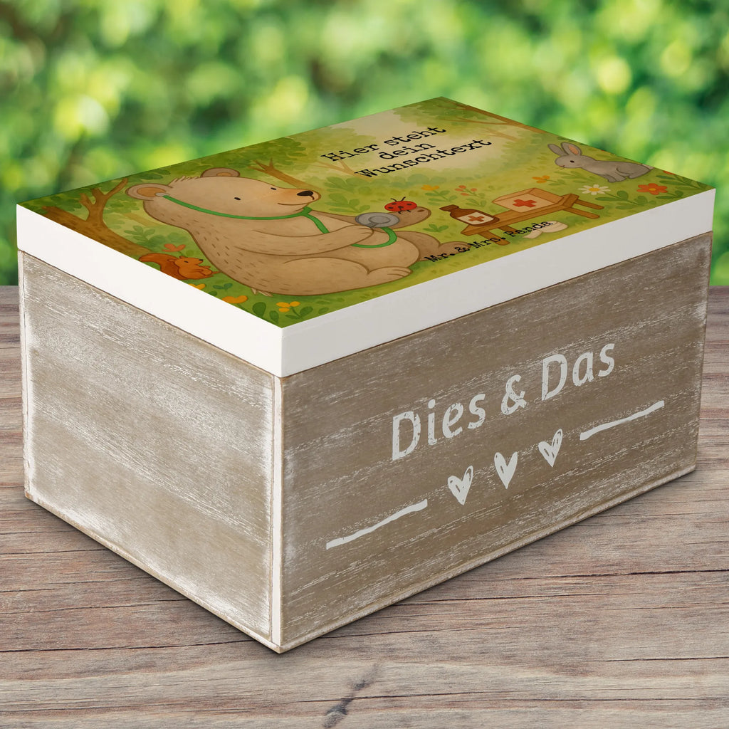 Personalisierte Holzkiste Bär Arzt Design Dekokiste mit Namen, Truhe mit Namen, Aufbewahrungsbox Personalisiert, Holzkiste mit Namen, Truhe Personalisiert, Dekokiste Personalisiert, Schatzkiste mit Namen, Kiste mit Namen, Schatulle mit Namen, GEschenkdose Personalisiert, Kiste Personalisiert, Schatulle Personalisiert, Holzkiste Personalisiert, Erinnerungsbox Personalisiert, Schatzkiste Personalisiert, Erinnerungskiste Personalisiert, Geschenkbox Personalisiert, Aufbewahrungsbox mit Namen, mit Namen, Erinnerungsbox mit Namen, Teddy, Teddybär, Bär, Doktorin, Professor, Professorin, Ärztin, Doktor, Arzt