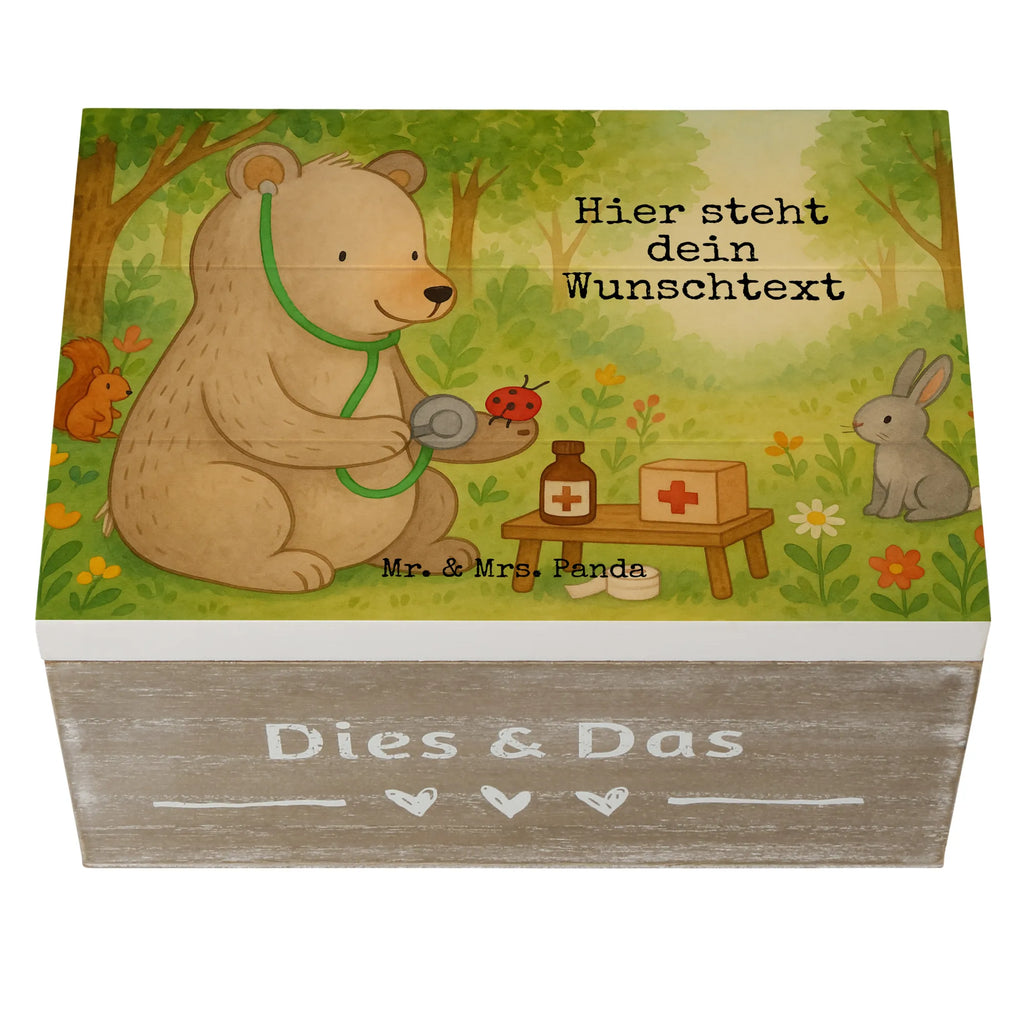 Personalisierte Holzkiste Bär Arzt Design Dekokiste mit Namen, Truhe mit Namen, Aufbewahrungsbox Personalisiert, Holzkiste mit Namen, Truhe Personalisiert, Dekokiste Personalisiert, Schatzkiste mit Namen, Kiste mit Namen, Schatulle mit Namen, GEschenkdose Personalisiert, Kiste Personalisiert, Schatulle Personalisiert, Holzkiste Personalisiert, Erinnerungsbox Personalisiert, Schatzkiste Personalisiert, Erinnerungskiste Personalisiert, Geschenkbox Personalisiert, Aufbewahrungsbox mit Namen, mit Namen, Erinnerungsbox mit Namen, Teddy, Teddybär, Bär, Doktorin, Professor, Professorin, Ärztin, Doktor, Arzt