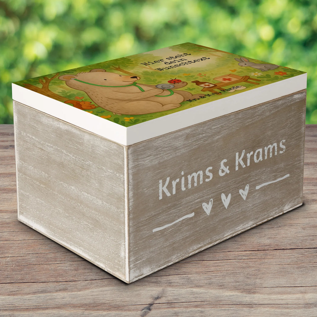 Personalisierte Holzkiste Bär Arzt Design Dekokiste mit Namen, Truhe mit Namen, Aufbewahrungsbox Personalisiert, Holzkiste mit Namen, Truhe Personalisiert, Dekokiste Personalisiert, Schatzkiste mit Namen, Kiste mit Namen, Schatulle mit Namen, GEschenkdose Personalisiert, Kiste Personalisiert, Schatulle Personalisiert, Holzkiste Personalisiert, Erinnerungsbox Personalisiert, Schatzkiste Personalisiert, Erinnerungskiste Personalisiert, Geschenkbox Personalisiert, Aufbewahrungsbox mit Namen, mit Namen, Erinnerungsbox mit Namen, Teddy, Teddybär, Bär, Doktorin, Professor, Professorin, Ärztin, Doktor, Arzt