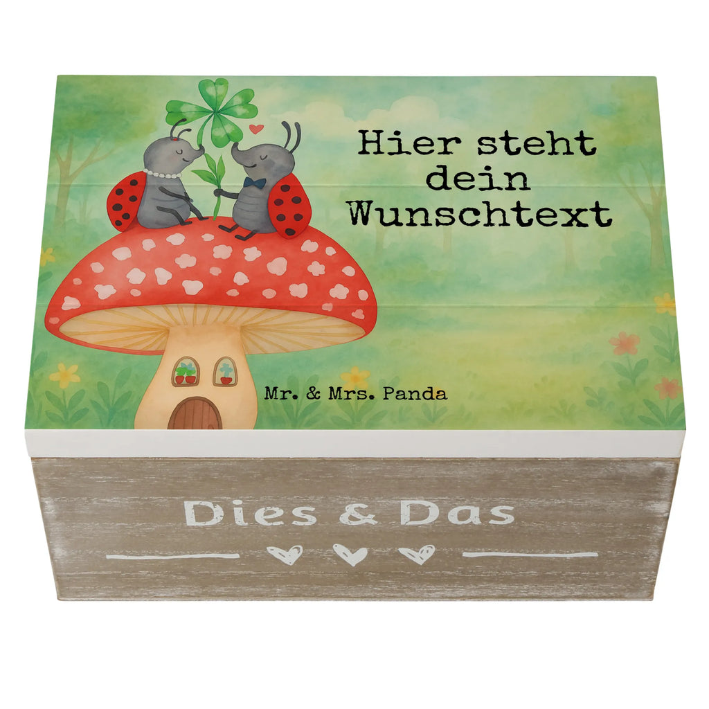 Personalisierte Holzkiste Marienkäfer Fliegenpilz Design Schatulle Personalisiert, Dekokiste Personalisiert, Kiste mit Namen, Erinnerungskiste Personalisiert, Aufbewahrungsbox Personalisiert, Dekokiste mit Namen, Schatulle mit Namen, Aufbewahrungsbox mit Namen, Erinnerungsbox Personalisiert, Truhe Personalisiert, GEschenkdose personalisiert, Holzkiste Personalisiert, Schatzkiste Personalisiert, Holzkiste mit Namen, Geschenkbox personalisiert, Erinnerungskiste, Schatzkiste mit Namen, Truhe mit Namen, mit Namen, Kiste Personalisiert, Erinnerungsbox mit Namen, Tiermotive, Gute Laune, lustige Sprüche, Tiere, Fliegenpilz, Marienkäfer, Haus, Fleigenpilzhaus, zuhause, Wohnung