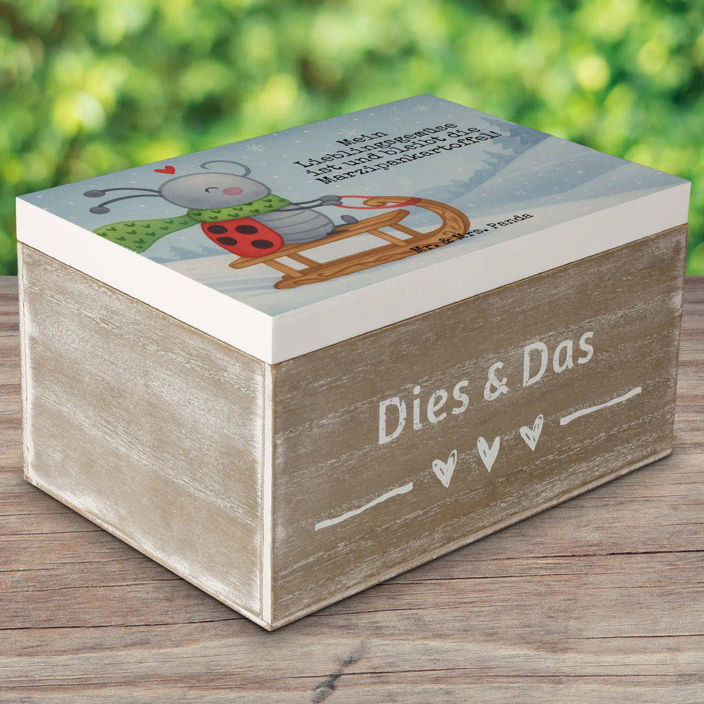 Holzkiste Smörle Rodeln Design Schatzkiste, Erinnerungsbox, Schatulle, Geschenkdose, Holzkiste, Aufbewahrungsbox, XXL, Geschenkbox, Dekokiste, Truhe, Kiste, Erinnerungskiste, Winter, Weihnachten, Weihnachtsdeko, Nikolaus, Advent, Heiligabend, Wintermotiv, Marzipan, Schlittenfahren, Smörle