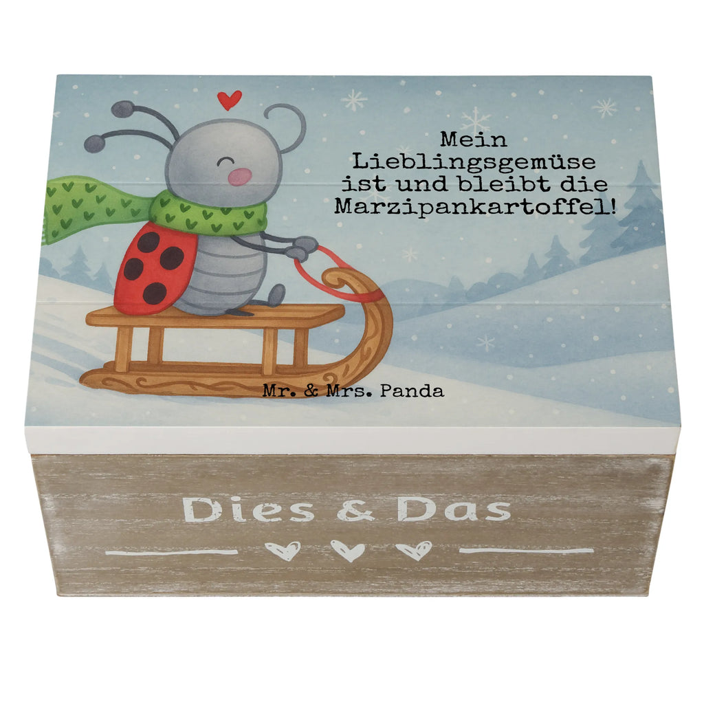 Holzkiste Smörle Rodeln Design Schatzkiste, Erinnerungsbox, Schatulle, Geschenkdose, Holzkiste, Aufbewahrungsbox, XXL, Geschenkbox, Dekokiste, Truhe, Kiste, Erinnerungskiste, Winter, Weihnachten, Weihnachtsdeko, Nikolaus, Advent, Heiligabend, Wintermotiv, Marzipan, Schlittenfahren, Smörle