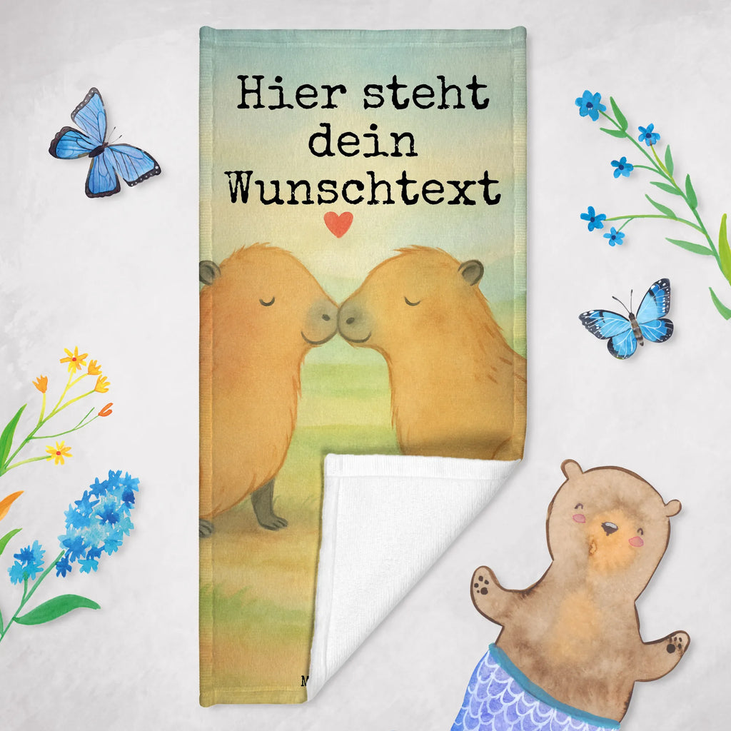 Personalisiertes Badehandtuch Capybara Liebe Design Saunatuch mit Namen, Strandtuch mit Namen, Duschtuch mit Namen, Badetuch mit Namen, Kinder Handtuch mit Namen, Personalisiertes Handtuch, Personalisiertes Badetuch, Tiermotive, Gute Laune, lustige Sprüche, Tiere, Jahrestag, Du bist meins, Tierliebe, verliebt, Verschmolzen, Handgezeichnet, Liebe, Geschenkidee, Beziehung, Herzlich, Capybara, Ehejubiläum, Ich bin deins, Partnertiere, Romantisches Geschenk, Paar, Kuschel Capybaras, Valentinstag, Liebesspruch, Liebesbeweis