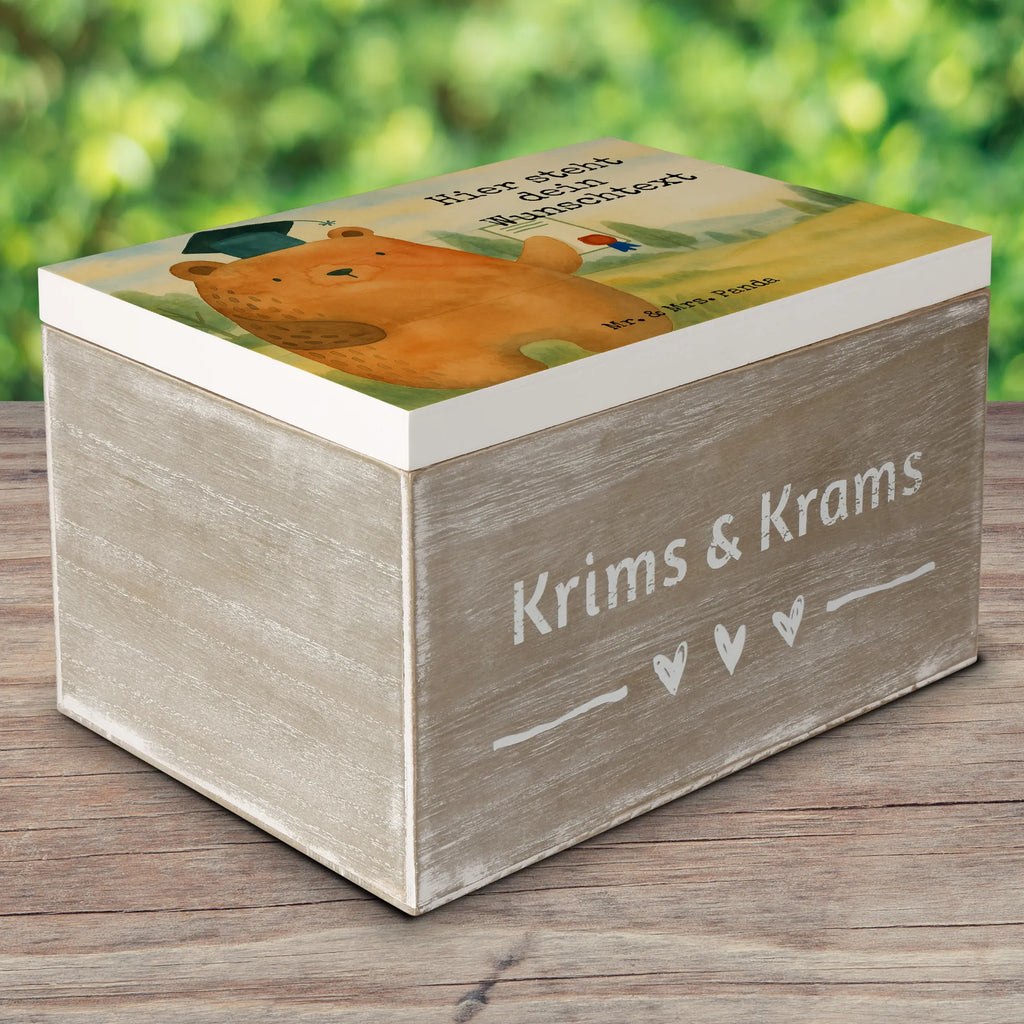 Personalisierte Holzkiste Bär Prüfung Design Dekokiste mit Namen, Erinnerungskiste, Aufbewahrungsbox mit Namen, Erinnerungsbox Personalisiert, Holzkiste Personalisiert, Truhe Personalisiert, Kiste mit Namen, Aufbewahrungsbox Personalisiert, Truhe mit Namen, Kiste Personalisiert, GEschenkdose personalisiert, Schatzkiste Personalisiert, Geschenkbox personalisiert, Erinnerungskiste Personalisiert, Erinnerungsbox mit Namen, mit Namen, Schatzkiste mit Namen, Schatulle Personalisiert, Holzkiste mit Namen, Schatulle mit Namen, Dekokiste Personalisiert, Bär, Teddy, Teddybär, Zeugnis, Abschluss, Prüfung bestanden, Abitur, Prüfungen, Abschlusszeugnis