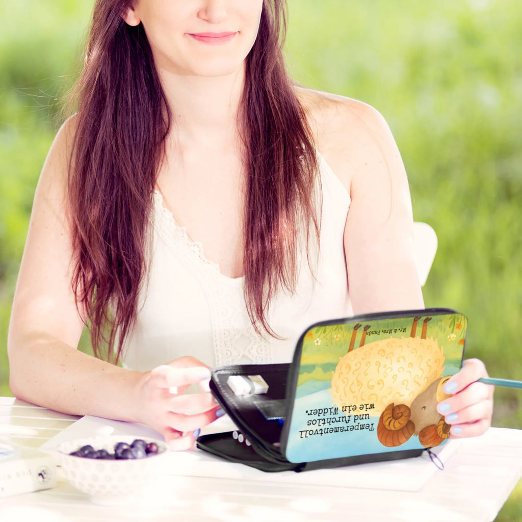 Piórnik znak zodiaku Baran Design Federmappe, Stiftetasche, Stifte Etui, Schule, Einschulung, Geschenk, Kind, Schüler, Schülerin, Stifterolle, Federmäppchen, Motiv, Grundschule, Federmäppchen bedruckt, Büro Stifte Etui, Bestückte Federmappe, Kinder Federmappe, Federmappe Einschulung, Tierkreiszeichen, Sternzeichen, Horoskop, Astrologie, Aszendent, Widder Geschenk, Widder Sternzeichen, Geschenk März, Geschenk April, Geburtstag März, Geburtstag April, Bock, Schafbock