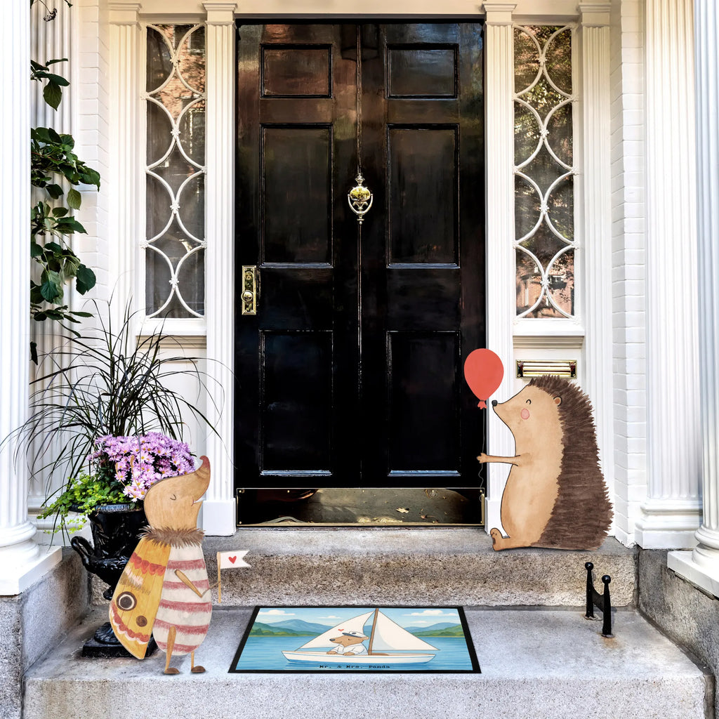 Fußmatte Bär Segeln Design Fußmatte außen, Fußmatte innen, Fußmatte außen wetterfest, Schmutzfangmatte waschbar, Gummi Matte, Schmutzfangteppich, Fußabtreter außen, Fussmatten, Schmutzmatte, Vorleger, Schmutzfänger, Fussmatten online, Motivfußmatte, Fußmatte waschbar, Fußabtreter, Gummimatte, Fußmatten, Haustürmatte, Matte, Eingangsteppich, Türvorleger, Fußmatte outdoor, Sauberlaufmatte, Schmutzfangmatte, Fußabstreifer, Fußabstreifer außen, Türmatte, Geschenk, Sport, Sportart, Hobby, Schenken, Danke, Dankeschön, Auszeichnung, Gewinn, Sportler, Segelboot, segeln, Yachtclub, Segelschule, Segeltörn