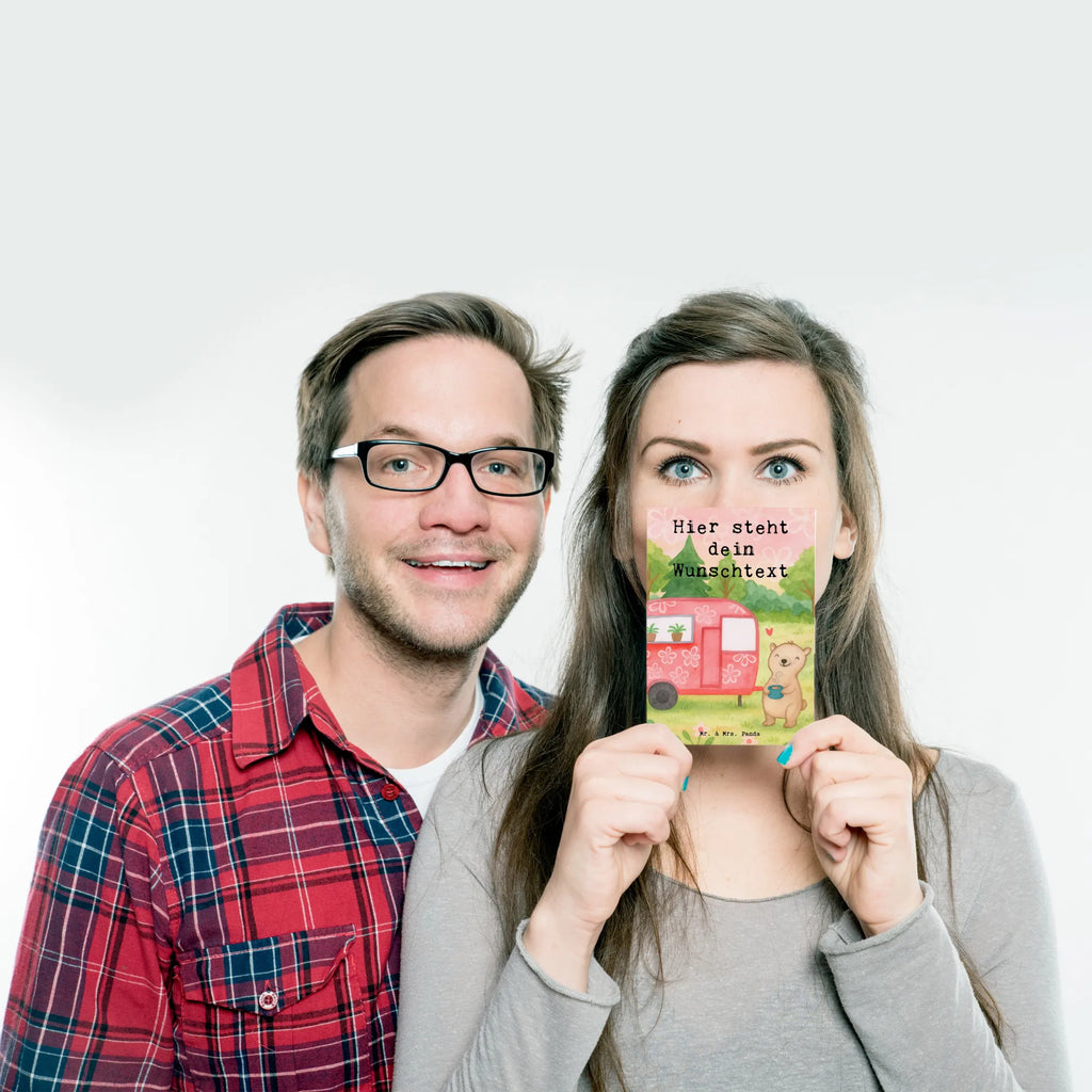 Personalisierte Postkarte Bär Camper Design Geschenkkarte mit Namen, Ansichtskarte mit Namen, Postkarte bedrucken, Postkarte mit Wunschtext, Ansichtskarte mit Wunschtext, Grußkarte mit Wunschtext, Postkarte mit Namen, Einladung mit Namen, Geschenkkarte mit Wunschtext, Einladung mit Wunschtext, Karte mit Wunschtext, Postkarte personalisierbar, Karte mit Namen, Grußkarte mit Namen, Geschenk, Sport, Sportart, Hobby, Schenken, Danke, Dankeschön, Auszeichnung, Gewinn, Sportler, Camper, Roadtrip, Campingplatz, Wohnmobil, Campen, Urlaub, Zelten