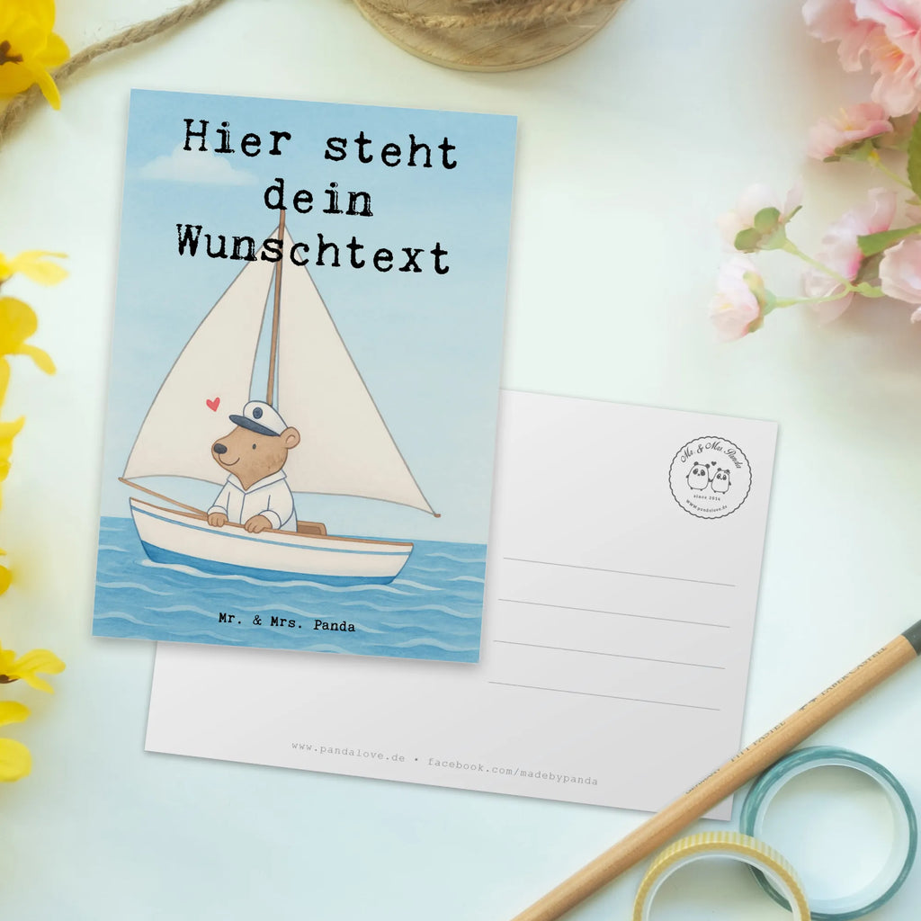 Personalisierte Postkarte Bär Segeln Design Postkarte personalisierbar, Geschenkkarte mit Namen, Einladung mit Namen, Karte mit Wunschtext, Grußkarte mit Namen, Karte mit Namen, Grußkarte mit Wunschtext, Postkarte mit Wunschtext, Postkarte bedrucken, Einladung mit Wunschtext, Geschenkkarte mit Wunschtext, Ansichtskarte mit Wunschtext, Postkarte mit Namen, Ansichtskarte mit Namen, Geschenk, Sport, Sportart, Hobby, Schenken, Danke, Dankeschön, Auszeichnung, Gewinn, Sportler, Yachtclub, Segeltörn, Segelboot, segeln, Segelschule