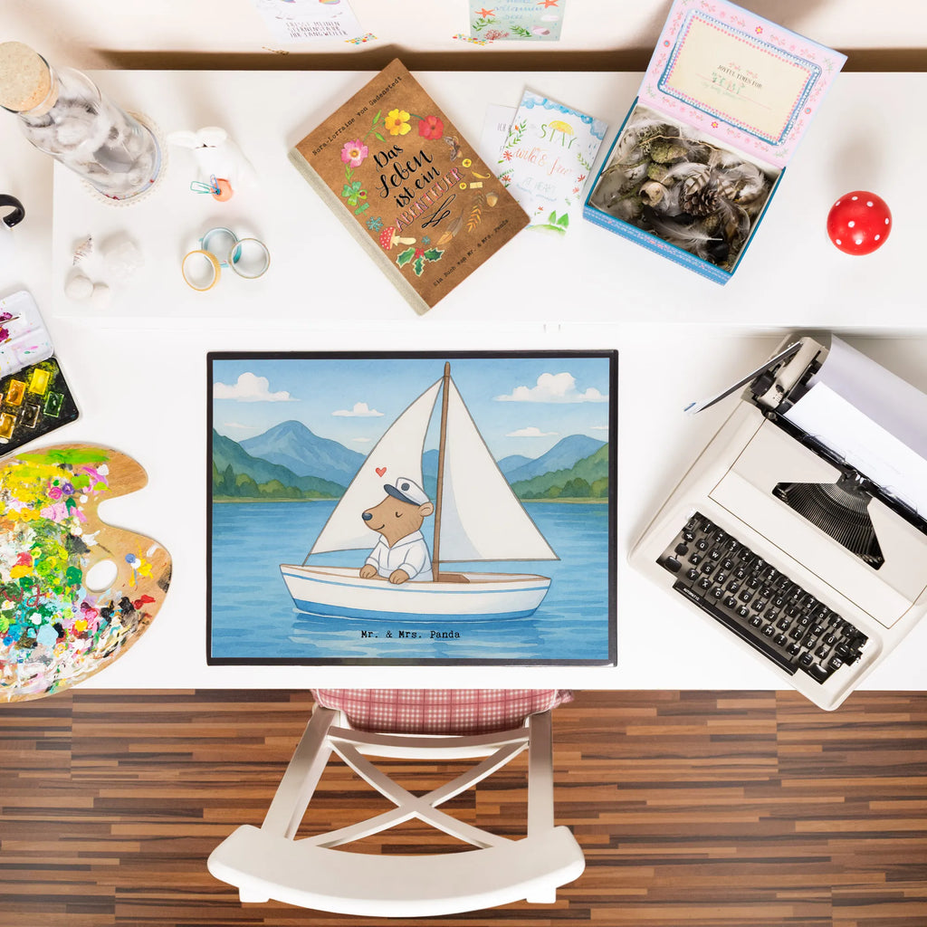 Schreibtischunterlage Bär Segeln Design Schreibtischauflage, Schreibwaren, Büroartikel, Schreibtisch Unterlagen, Schreibtischunterlage Groß, Bürobedarf, Schreibunterlage, Geschenk, Sport, Sportart, Hobby, Schenken, Danke, Dankeschön, Auszeichnung, Gewinn, Sportler, Segelboot, Segelschule, Yachtclub, Segeltörn, segeln