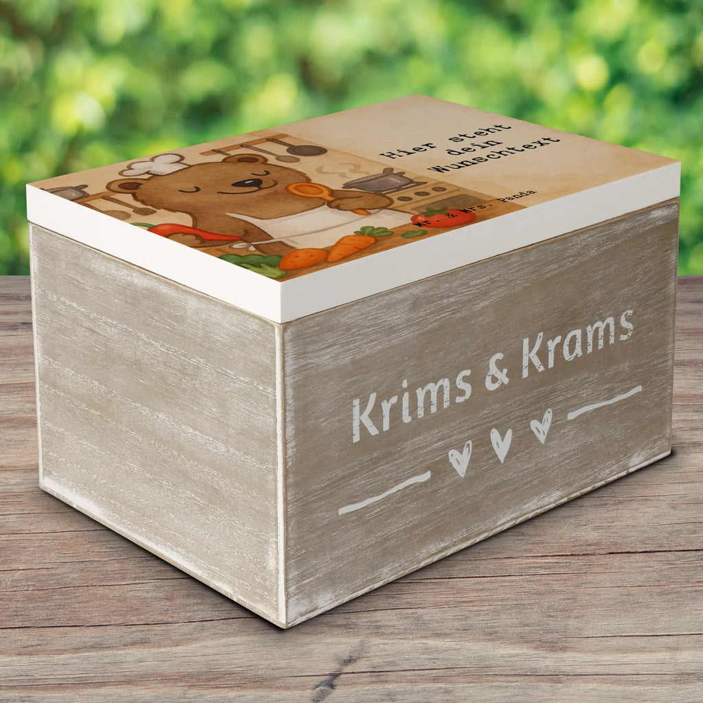 Personalisierte Holzkiste Koch Leidenschaft Design Geschenkbox personalisiert, Dekokiste Personalisiert, Truhe mit Namen, GEschenkdose personalisiert, Holzkiste Personalisiert, Schatulle Personalisiert, Schatulle mit Namen, Aufbewahrungsbox Personalisiert, mit Namen, Holzkiste mit Namen, Schatzkiste Personalisiert, Kiste mit Namen, Kiste Personalisiert, Erinnerungsbox mit Namen, Aufbewahrungsbox mit Namen, Erinnerungskiste Personalisiert, Erinnerungsbox Personalisiert, Truhe Personalisiert, Schatzkiste mit Namen, Erinnerungskiste, Dekokiste mit Namen, Beruf, Ausbildung, Jubiläum, Abschied, Rente, Kollege, Kollegin, Geschenk, Schenken, Arbeitskollege, Mitarbeiter, Firma, Danke, Dankeschön, Restaurant, Koch, Fernsehkoch, Sternekoch, Schiffskoch, Chefkoch, Küchenchef, Küchenmeister