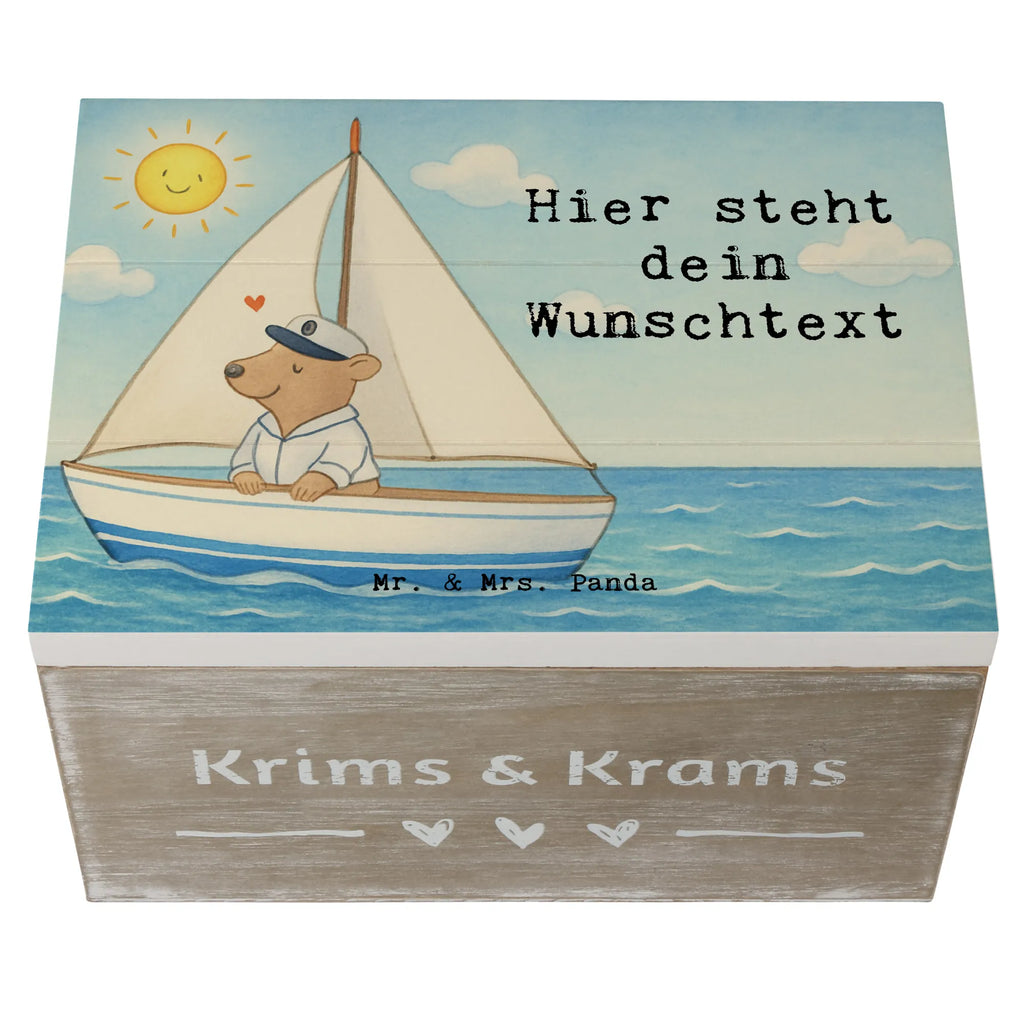 Personalisierte Holzkiste Bär Segeln Design Erinnerungskiste, Schatulle Personalisiert, Schatzkiste Personalisiert, Dekokiste Personalisiert, mit Namen, Kiste Personalisiert, Schatulle mit Namen, Kiste mit Namen, Erinnerungsbox Personalisiert, Truhe mit Namen, Erinnerungsbox mit Namen, Holzkiste Personalisiert, Erinnerungskiste Personalisiert, Truhe Personalisiert, Aufbewahrungsbox mit Namen, GEschenkdose personalisiert, Schatzkiste mit Namen, Holzkiste mit Namen, Aufbewahrungsbox Personalisiert, Geschenkbox personalisiert, Dekokiste mit Namen, Geschenk, Sport, Sportart, Hobby, Schenken, Danke, Dankeschön, Auszeichnung, Gewinn, Sportler, Segeltörn, segeln, Yachtclub, Segelschule, Segelboot