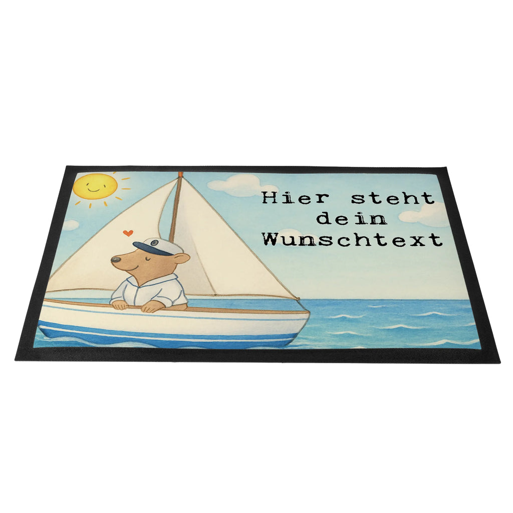 Personalisierte Fußmatte Bär Segeln Design Personalisierte Fußmatte, Namensfussmatte, Türvorleger personalisiert, Wunschnamen, Bedrucken, Personalisiert, Fußmatte mit Namen, Fußmatte bedrucken, Personalisieruung, Türvorleger mit Namen, Haustürmatte personalisiert, Geschenk, Sport, Sportart, Hobby, Schenken, Danke, Dankeschön, Auszeichnung, Gewinn, Sportler, Segelschule, segeln, Yachtclub, Segeltörn, Segelboot