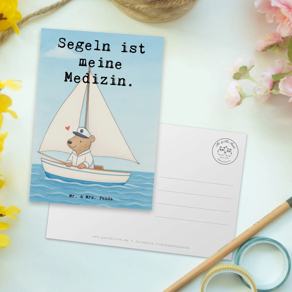 Postkarte Bär Segeln Design Ansichtskarte, Postkarte, Geburtstagskarte, Einladungskarte, Ansichtskarten, Karte, Dankeskarte, Grußkarte, Einladungskarten Geburtstag, Geschenkkarte, Einladung Geburtstag, Einladung, Geschenk, Sport, Sportart, Hobby, Schenken, Danke, Dankeschön, Auszeichnung, Gewinn, Sportler, Segelboot, Yachtclub, segeln, Segelschule, Segeltörn