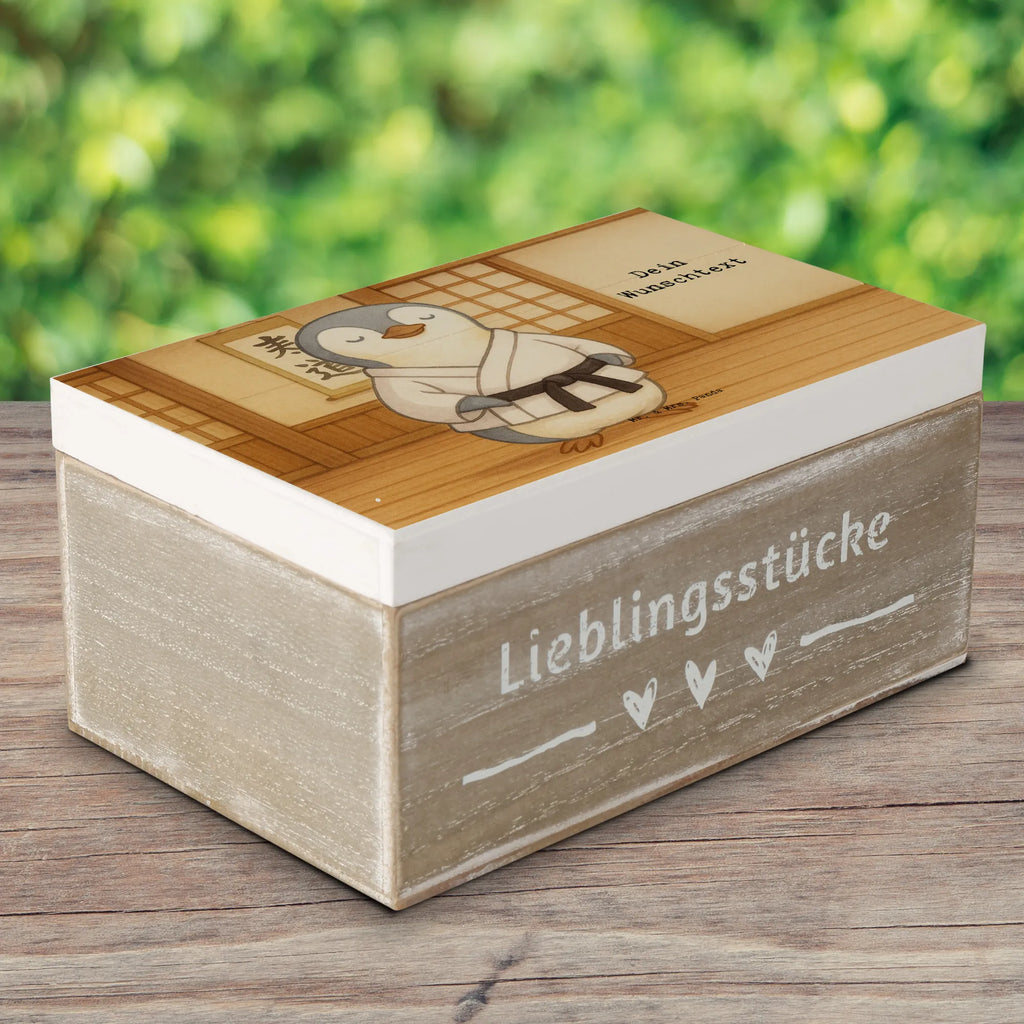 Personalisierte Holzkiste Pinguin Karate Design GEschenkdose personalisiert, Truhe Personalisiert, mit Namen, Erinnerungsbox mit Namen, Erinnerungsbox Personalisiert, Erinnerungskiste Personalisiert, Schatzkiste mit Namen, Dekokiste mit Namen, Holzkiste Personalisiert, Dekokiste Personalisiert, Kiste mit Namen, Erinnerungskiste, Schatulle Personalisiert, Geschenkbox personalisiert, Schatzkiste Personalisiert, Schatulle mit Namen, Kiste Personalisiert, Truhe mit Namen, Aufbewahrungsbox Personalisiert, Aufbewahrungsbox mit Namen, Holzkiste mit Namen, Geschenk, Sport, Sportart, Hobby, Schenken, Danke, Dankeschön, Auszeichnung, Gewinn, Sportler, Kampfkunst, Karate Verein, Selbstverteidigung, Kampfsportart, Karate