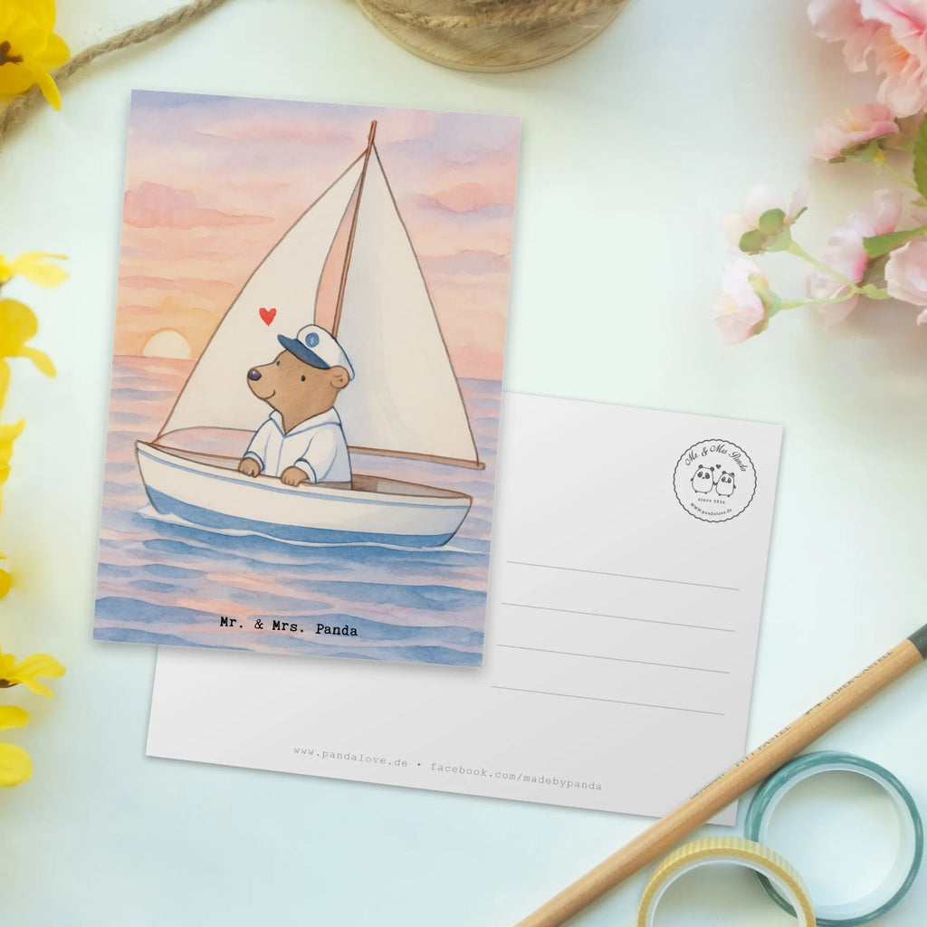 Postkarte Bär Segeln Design Ansichtskarte, Postkarte, Geburtstagskarte, Einladungskarte, Ansichtskarten, Karte, Dankeskarte, Grußkarte, Einladungskarten Geburtstag, Geschenkkarte, Einladung Geburtstag, Einladung, Geschenk, Sport, Sportart, Hobby, Schenken, Danke, Dankeschön, Auszeichnung, Gewinn, Sportler, Segelboot, Yachtclub, segeln, Segelschule, Segeltörn
