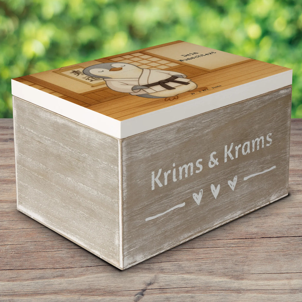 Personalisierte Holzkiste Pinguin Karate Design GEschenkdose personalisiert, Truhe Personalisiert, mit Namen, Erinnerungsbox mit Namen, Erinnerungsbox Personalisiert, Erinnerungskiste Personalisiert, Schatzkiste mit Namen, Dekokiste mit Namen, Holzkiste Personalisiert, Dekokiste Personalisiert, Kiste mit Namen, Erinnerungskiste, Schatulle Personalisiert, Geschenkbox personalisiert, Schatzkiste Personalisiert, Schatulle mit Namen, Kiste Personalisiert, Truhe mit Namen, Aufbewahrungsbox Personalisiert, Aufbewahrungsbox mit Namen, Holzkiste mit Namen, Geschenk, Sport, Sportart, Hobby, Schenken, Danke, Dankeschön, Auszeichnung, Gewinn, Sportler, Kampfkunst, Karate Verein, Selbstverteidigung, Kampfsportart, Karate