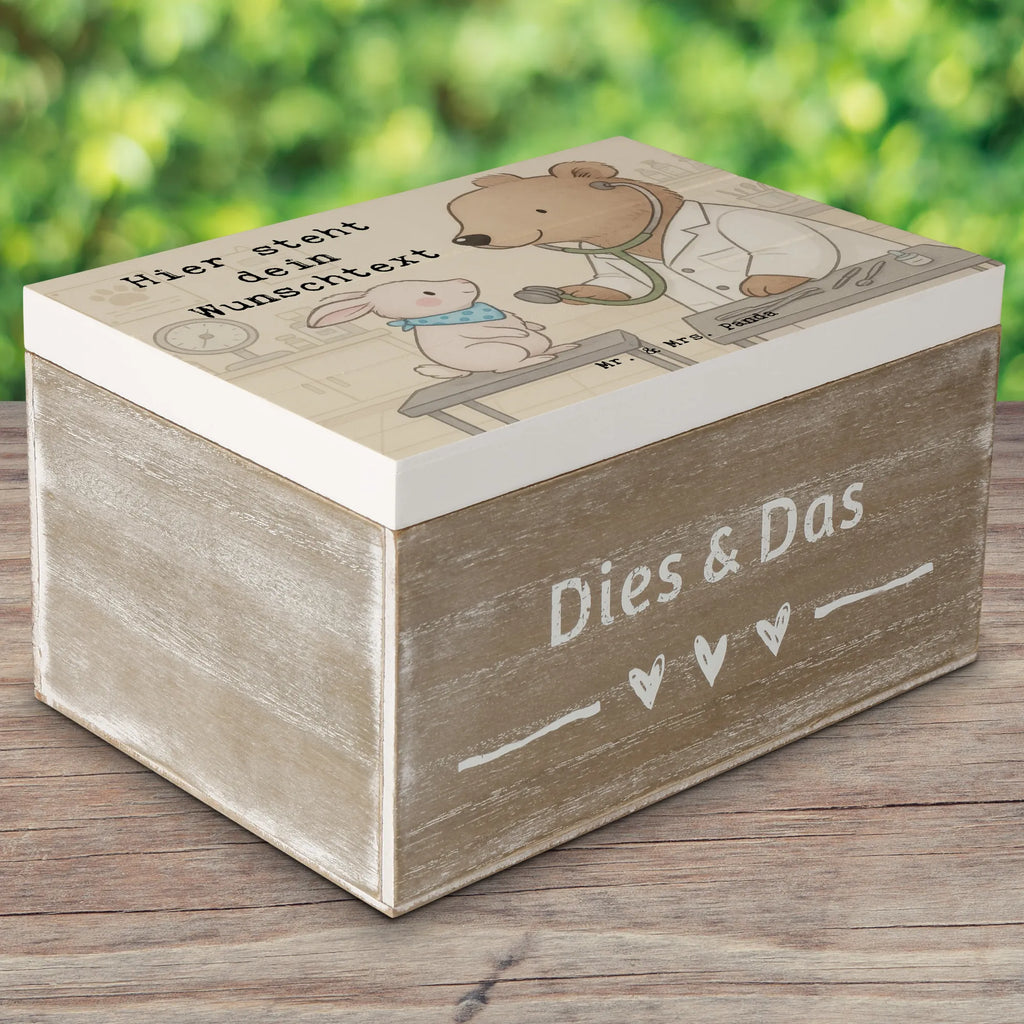 Personalisierte Holzkiste Tierarzt Leidenschaft Design Dekokiste mit Namen, Holzkiste mit Namen, Schatulle mit Namen, Geschenkbox personalisiert, Dekokiste Personalisiert, Erinnerungskiste Personalisiert, Aufbewahrungsbox Personalisiert, mit Namen, Erinnerungsbox Personalisiert, GEschenkdose personalisiert, Aufbewahrungsbox mit Namen, Kiste Personalisiert, Schatzkiste mit Namen, Schatulle Personalisiert, Erinnerungsbox mit Namen, Schatzkiste Personalisiert, Holzkiste Personalisiert, Truhe Personalisiert, Erinnerungskiste, Truhe mit Namen, Kiste mit Namen, Beruf, Ausbildung, Jubiläum, Abschied, Rente, Kollege, Kollegin, Geschenk, Schenken, Arbeitskollege, Mitarbeiter, Firma, Danke, Dankeschön