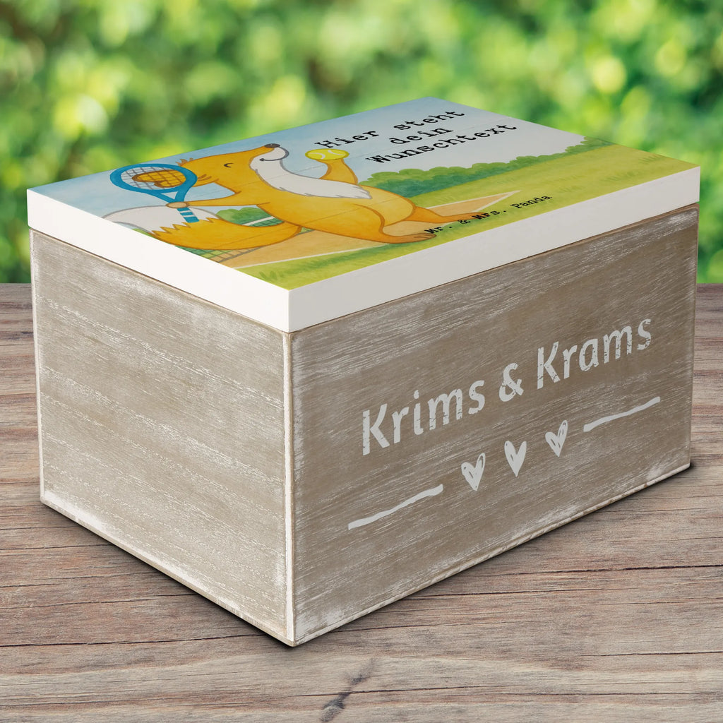 Personalisierte Holzkiste Fuchs Tennis spielen Design Holzkiste mit Namen, Geschenkbox personalisiert, Truhe Personalisiert, Schatulle mit Namen, mit Namen, Erinnerungsbox mit Namen, GEschenkdose personalisiert, Holzkiste Personalisiert, Erinnerungskiste Personalisiert, Erinnerungsbox Personalisiert, Kiste Personalisiert, Kiste mit Namen, Truhe mit Namen, Schatzkiste Personalisiert, Schatzkiste mit Namen, Aufbewahrungsbox mit Namen, Aufbewahrungsbox Personalisiert, Schatulle Personalisiert, Dekokiste mit Namen, Dekokiste Personalisiert, Erinnerungskiste, Geschenk, Sport, Sportart, Hobby, Schenken, Danke, Dankeschön, Auszeichnung, Gewinn, Sportler, Tennis spielen, Tennisverein, Ballsportart, Tennis Turnier, Tennisclub