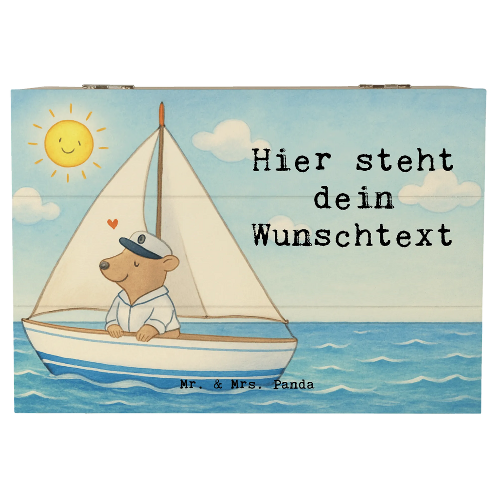 Personalisierte Holzkiste Bär Segeln Design Erinnerungskiste, Schatulle Personalisiert, Schatzkiste Personalisiert, Dekokiste Personalisiert, mit Namen, Kiste Personalisiert, Schatulle mit Namen, Kiste mit Namen, Erinnerungsbox Personalisiert, Truhe mit Namen, Erinnerungsbox mit Namen, Holzkiste Personalisiert, Erinnerungskiste Personalisiert, Truhe Personalisiert, Aufbewahrungsbox mit Namen, GEschenkdose personalisiert, Schatzkiste mit Namen, Holzkiste mit Namen, Aufbewahrungsbox Personalisiert, Geschenkbox personalisiert, Dekokiste mit Namen, Geschenk, Sport, Sportart, Hobby, Schenken, Danke, Dankeschön, Auszeichnung, Gewinn, Sportler, Segeltörn, segeln, Yachtclub, Segelschule, Segelboot