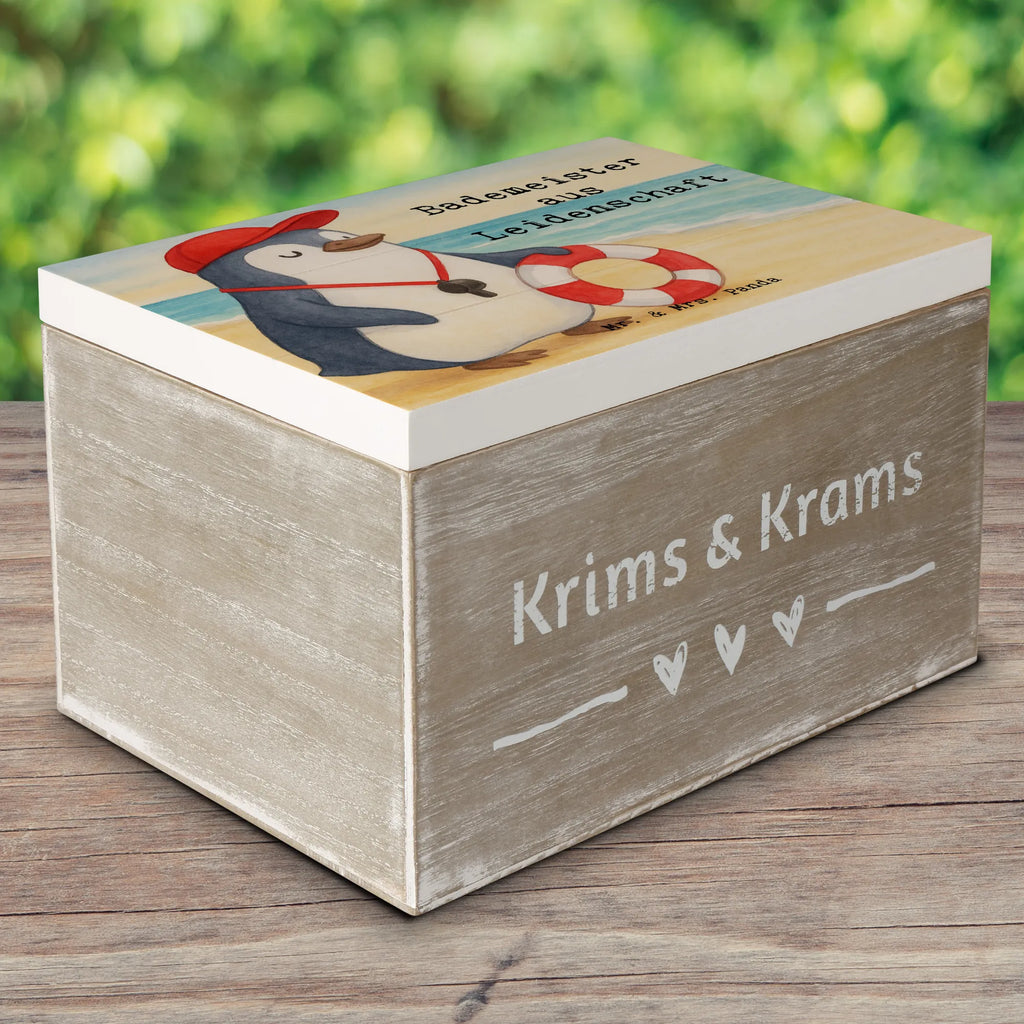 Holzkiste Bademeister Leidenschaft Design Truhe, Erinnerungskiste, Schatulle, Erinnerungsbox, Dekokiste, Kiste, Geschenkdose, Aufbewahrungsbox, Geschenkbox, Schatzkiste, XXL, Holzkiste, Beruf, Ausbildung, Jubiläum, Abschied, Rente, Kollege, Kollegin, Geschenk, Schenken, Arbeitskollege, Mitarbeiter, Firma, Danke, Dankeschön, Freibad, Schwimmmeister, Badeanstalt, Schwimmverein, Schwimmschule, Rettungsschwimmer, Schwimmbad, Bademeister