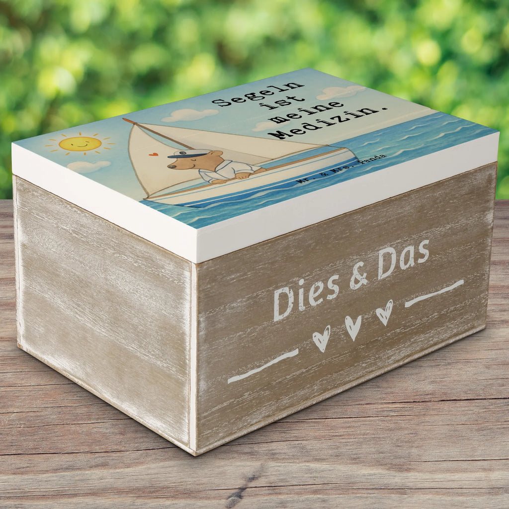 Holzkiste Bär Segeln Design Aufbewahrungsbox, Schatulle, Erinnerungsbox, Dekokiste, XXL, Truhe, Erinnerungskiste, Schatzkiste, Geschenkdose, Kiste, Holzkiste, Geschenkbox, Geschenk, Sport, Sportart, Hobby, Schenken, Danke, Dankeschön, Auszeichnung, Gewinn, Sportler, Segeltörn, Segelboot, Segelschule, segeln, Yachtclub