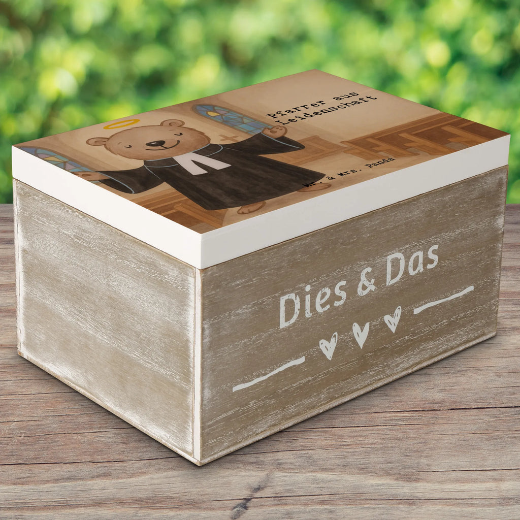 Holzkiste Pfarrer Leidenschaft Design XXL, Erinnerungsbox, Kiste, Holzkiste, Aufbewahrungsbox, Erinnerungskiste, Schatzkiste, Geschenkbox, Schatulle, Geschenkdose, Dekokiste, Truhe, Beruf, Ausbildung, Jubiläum, Abschied, Rente, Kollege, Kollegin, Geschenk, Schenken, Arbeitskollege, Mitarbeiter, Firma, Danke, Dankeschön, Pfarrer, Pastor, Prediger<br />Priester, Kirche, Theologe, Diener Gottes<br />Geistlicher