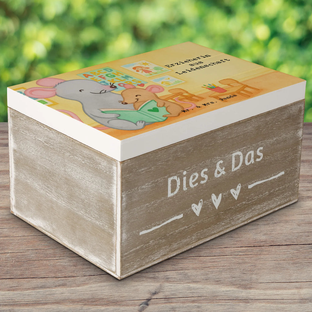 Holzkiste Erzieherin Leidenschaft Design Erinnerungsbox, Aufbewahrungsbox, Dekokiste, Geschenkbox, Kiste, Holzkiste, Schatzkiste, Erinnerungskiste, Geschenkdose, Schatulle, XXL, Truhe, Beruf, Ausbildung, Jubiläum, Abschied, Rente, Kollege, Kollegin, Geschenk, Schenken, Arbeitskollege, Mitarbeiter, Firma, Danke, Dankeschön, Pädagogin, Erzieherin, Abschiedsgeschenke Kindergarten, Kindergärtnerin
