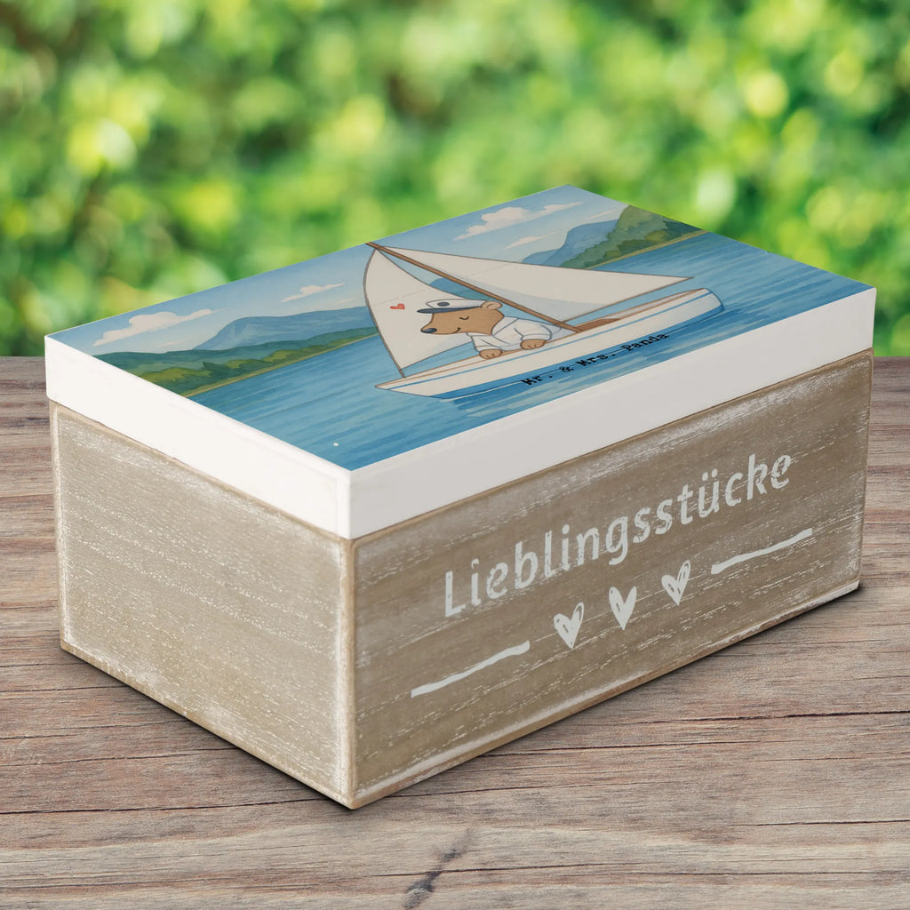 Holzkiste Bär Segeln Design Aufbewahrungsbox, Schatulle, Erinnerungsbox, Dekokiste, XXL, Truhe, Erinnerungskiste, Schatzkiste, Geschenkdose, Kiste, Holzkiste, Geschenkbox, Geschenk, Sport, Sportart, Hobby, Schenken, Danke, Dankeschön, Auszeichnung, Gewinn, Sportler, Segeltörn, Segelboot, Segelschule, segeln, Yachtclub
