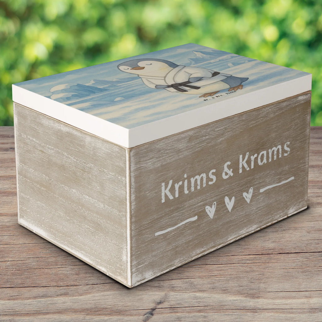 Holzkiste Pinguin Karate Design Kiste, XXL, Erinnerungsbox, Geschenkbox, Truhe, Erinnerungskiste, Schatzkiste, Aufbewahrungsbox, Dekokiste, Geschenkdose, Holzkiste, Schatulle, Geschenk, Sport, Sportart, Hobby, Schenken, Danke, Dankeschön, Auszeichnung, Gewinn, Sportler, Kampfkunst, Selbstverteidigung, Karate Verein, Karate, Kampfsportart