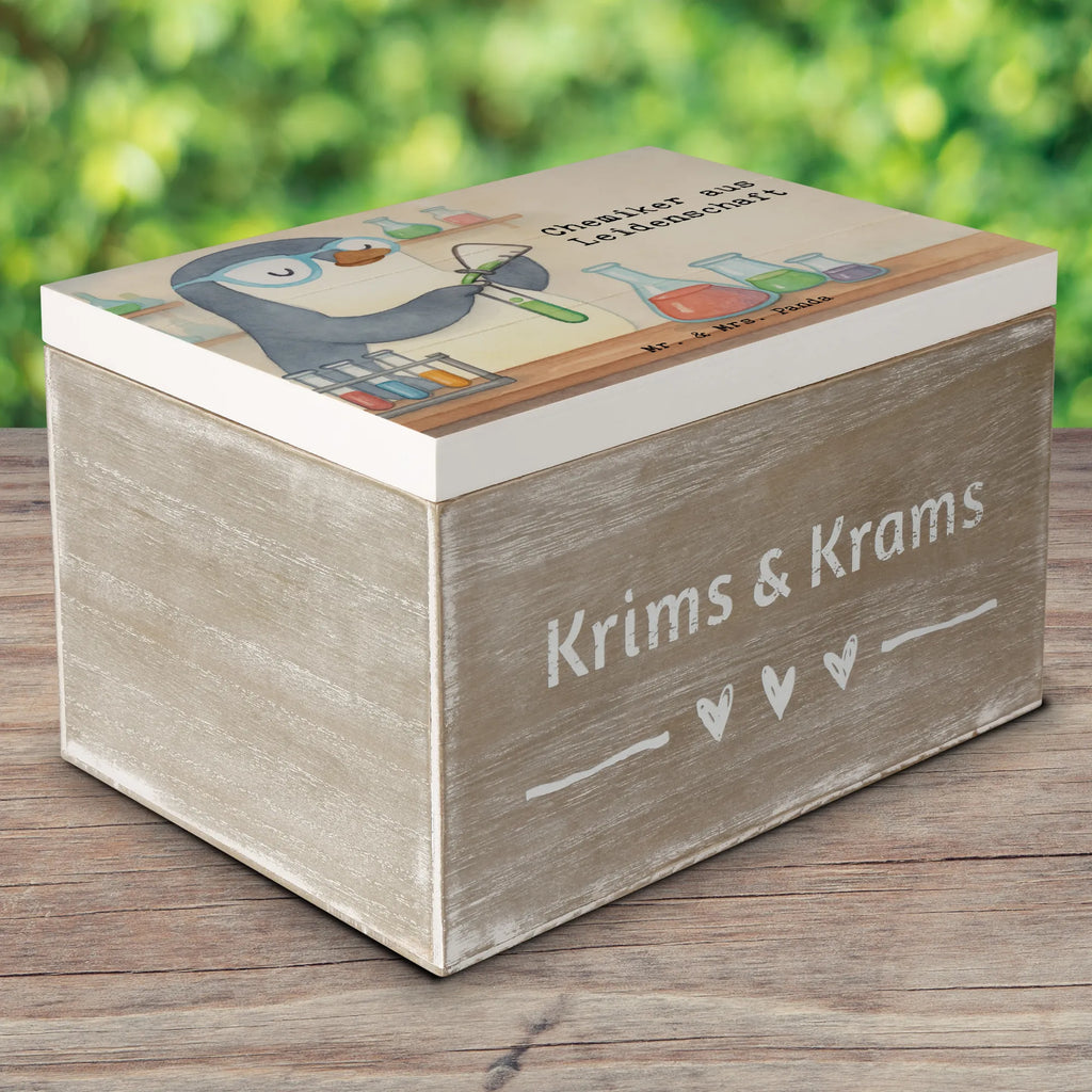 Holzkiste Chemiker Leidenschaft Design Kiste, Erinnerungsbox, Truhe, Schatulle, Holzkiste, Erinnerungskiste, Geschenkbox, XXL, Dekokiste, Schatzkiste, Aufbewahrungsbox, Geschenkdose, Beruf, Ausbildung, Jubiläum, Abschied, Rente, Kollege, Kollegin, Geschenk, Schenken, Arbeitskollege, Mitarbeiter, Firma, Danke, Dankeschön, Chemiker, Labor, Wissenschaftler, Naturwissenschaftler, Studium, Chemielaborant, Forschung
