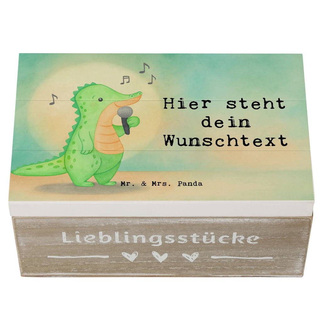 Personalisierte Holzkiste Krokodil Singen Design Kiste Personalisiert, Aufbewahrungsbox mit Namen, Truhe mit Namen, Schatzkiste mit Namen, Geschenkbox personalisiert, Truhe Personalisiert, Dekokiste mit Namen, Kiste mit Namen, Erinnerungsbox mit Namen, Schatulle Personalisiert, Erinnerungsbox Personalisiert, mit Namen, Schatzkiste Personalisiert, Holzkiste mit Namen, Aufbewahrungsbox Personalisiert, Erinnerungskiste, Dekokiste Personalisiert, Schatulle mit Namen, Holzkiste Personalisiert, GEschenkdose personalisiert, Erinnerungskiste Personalisiert, Geschenk, Sport, Sportart, Hobby, Schenken, Danke, Dankeschön, Auszeichnung, Gewinn, Sportler, Live Auftritt, Singen, Band, Hobbysänger, Gesang