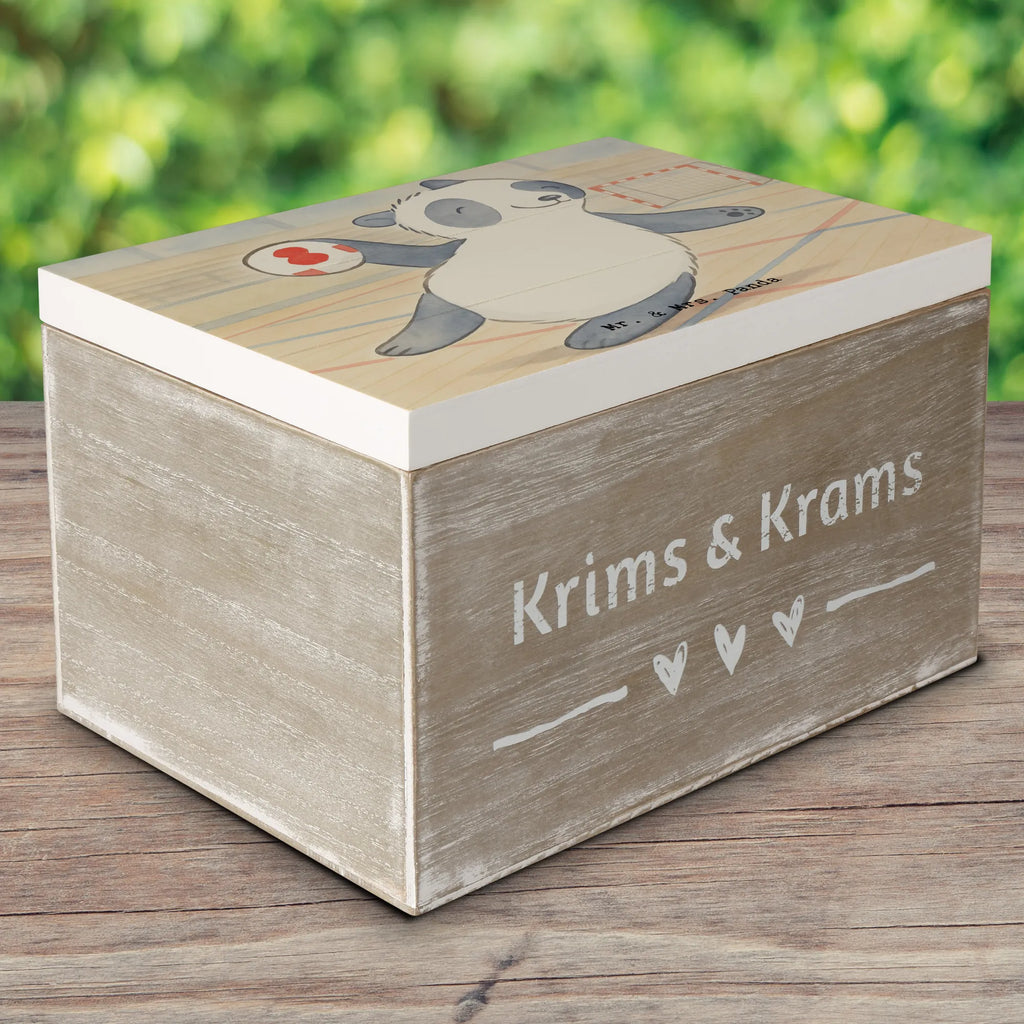 Holzkiste Panda Handball spielen Design Kiste, Geschenkdose, Truhe, XXL, Holzkiste, Schatzkiste, Dekokiste, Aufbewahrungsbox, Schatulle, Erinnerungskiste, Erinnerungsbox, Geschenkbox, Geschenk, Sport, Sportart, Hobby, Schenken, Danke, Dankeschön, Auszeichnung, Gewinn, Sportler, Handball spielen, Handball Club, Handball Turnier, Handball Verein