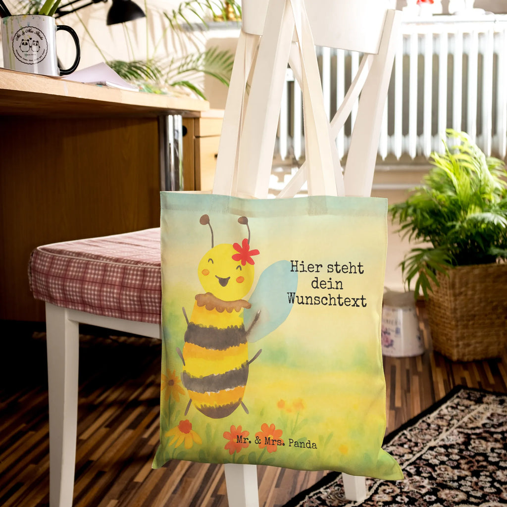 Personalisierte Einkaufstasche Biene Happy Design Bunte Tragetasche Mit Namen, Große Tragetasche Mit Namen, Tragetasche Für Alltag Mit Text, Lustige Tragetasche Mit Text, Tragetasche Für Schule Mit Wunschtext, Tragetasche Für Damen Mit Namen, Tragetasche Für Büro Mit Namen, Stofftasche Mit Wunschtext, Tragetasche Bedruckt Mit Wunschtext, Tragetasche Mit Wunschtext, Tragetasche Mit Initialen, Tragetasche Für Herren Personalisiert, Jutetasche Mit Wunschtext, Kleine Tragetasche Mit Text, Tragetasche Mit Text, Tragetasche Personalisiert, Tragetasche Als Geschenk Mit Wunschtext, Faltbare Tragetasche Mit Wunschtext, Umweltfreundliche Tragetasche Mit Namen, Tragetasche Für Kinder Mit Wunschtext, Tragetasche Für Einkäufe Personalisiert, Tragetasche Mit Namen, Tragetasche Mit Personalisierung, Tragetasche Selbst Gestalten, Leinentasche Mit Gravur, Design Tragetasche Personalisiert, Wiederverwendbare Tragetasche Mit Wunschtext, Tragetasche Mit Spruch, Tragetasche Modern Mit Gravur, Personalisierte Tragetasche, Nachhaltige Tragetasche Personalisiert, Tragetasche Mit Motiv Und Wunschtext, Vintage Tragetasche Mit Wunschtext, Baumwolltasche Mit Namen, Einkaufstasche Personalisiert, Biene, Wespe, Hummel