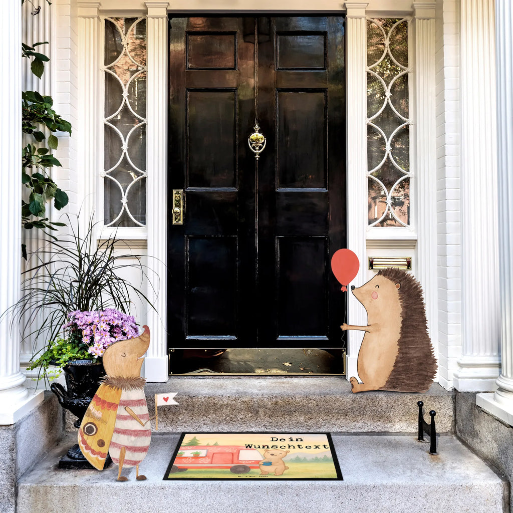 Personalisierte Fußmatte Bär Camper Design Personalisierte Fußmatte, Fußmatte bedrucken, Personalisiert, Türvorleger mit Namen, Türvorleger personalisiert, Fußmatte mit Namen, Personalisieruung, Haustürmatte personalisiert, Bedrucken, Namensfussmatte, Wunschnamen, Geschenk, Sport, Sportart, Hobby, Schenken, Danke, Dankeschön, Auszeichnung, Gewinn, Sportler, Campingplatz, Camper, Campen, Zelten, Urlaub, Wohnmobil, Roadtrip