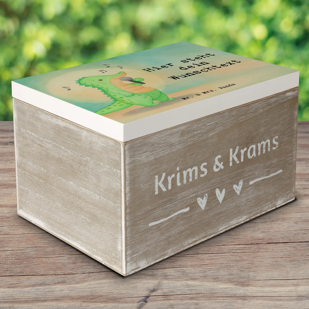 Personalisierte Holzkiste Krokodil Singen Design Kiste Personalisiert, Aufbewahrungsbox mit Namen, Truhe mit Namen, Schatzkiste mit Namen, Geschenkbox personalisiert, Truhe Personalisiert, Dekokiste mit Namen, Kiste mit Namen, Erinnerungsbox mit Namen, Schatulle Personalisiert, Erinnerungsbox Personalisiert, mit Namen, Schatzkiste Personalisiert, Holzkiste mit Namen, Aufbewahrungsbox Personalisiert, Erinnerungskiste, Dekokiste Personalisiert, Schatulle mit Namen, Holzkiste Personalisiert, GEschenkdose personalisiert, Erinnerungskiste Personalisiert, Geschenk, Sport, Sportart, Hobby, Schenken, Danke, Dankeschön, Auszeichnung, Gewinn, Sportler, Live Auftritt, Singen, Band, Hobbysänger, Gesang