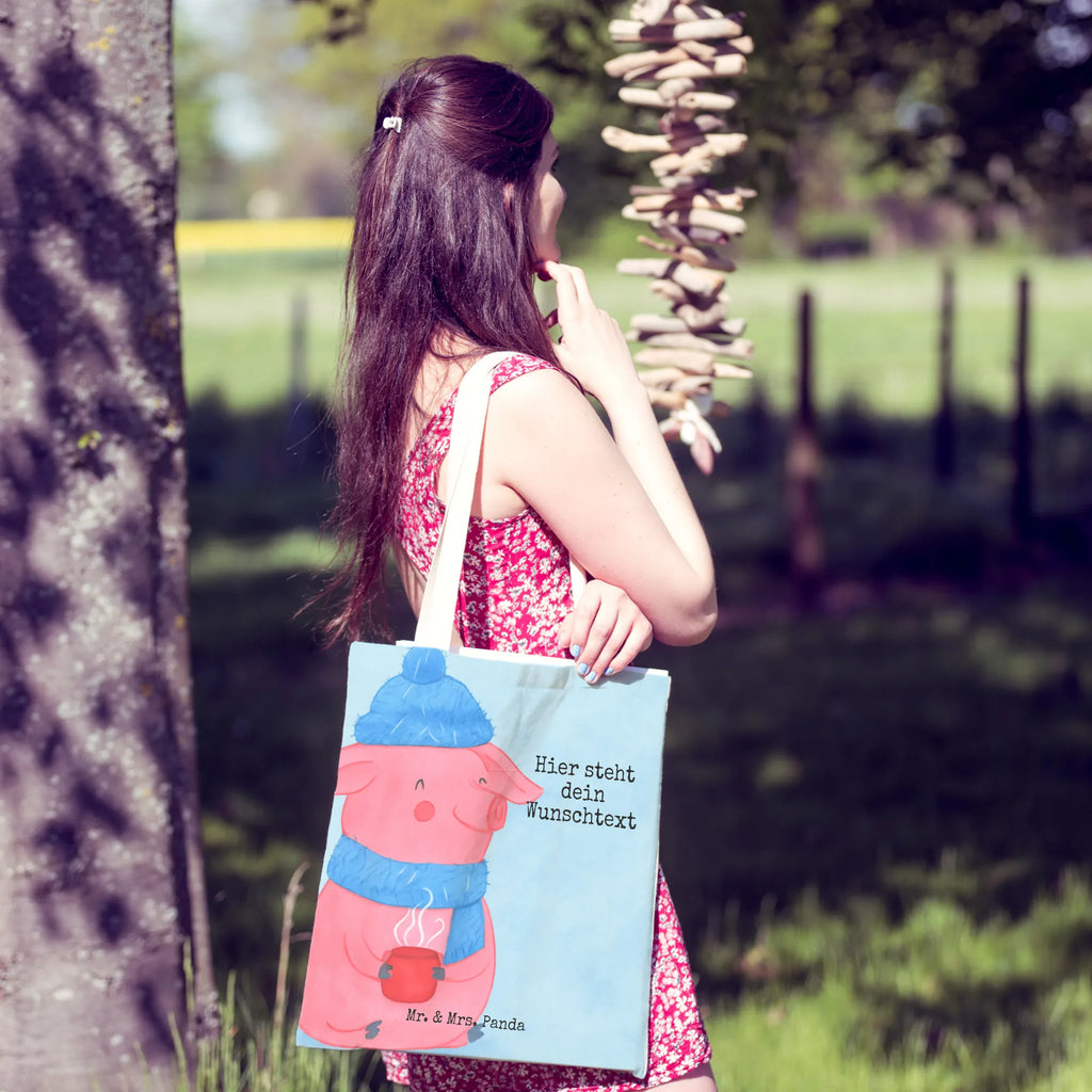 Personalisierte Einkaufstasche Schweinchen Glühwein Design Tragetasche Für Schule Mit Wunschtext, Personalisierte Tragetasche, Tragetasche Für Büro Mit Namen, Baumwolltasche Mit Namen, Tragetasche Modern Mit Gravur, Tragetasche Mit Wunschtext, Lustige Tragetasche Mit Text, Große Tragetasche Mit Namen, Tragetasche Als Geschenk Mit Wunschtext, Einkaufstasche Personalisiert, Tragetasche Für Kinder Mit Wunschtext, Bunte Tragetasche Mit Namen, Stofftasche Mit Wunschtext, Tragetasche Für Einkäufe Personalisiert, Tragetasche Für Damen Mit Namen, Nachhaltige Tragetasche Personalisiert, Tragetasche Mit Namen, Tragetasche Für Alltag Mit Text, Wiederverwendbare Tragetasche Mit Wunschtext, Faltbare Tragetasche Mit Wunschtext, Tragetasche Mit Personalisierung, Leinentasche Mit Gravur, Jutetasche Mit Wunschtext, Tragetasche Für Herren Personalisiert, Tragetasche Personalisiert, Vintage Tragetasche Mit Wunschtext, Tragetasche Mit Spruch, Tragetasche Selbst Gestalten, Tragetasche Mit Initialen, Tragetasche Bedruckt Mit Wunschtext, Umweltfreundliche Tragetasche Mit Namen, Tragetasche Mit Motiv Und Wunschtext, Kleine Tragetasche Mit Text, Tragetasche Mit Text, Design Tragetasche Personalisiert, Winter, Weihnachten, Weihnachtsdeko, Nikolaus, Advent, Heiligabend, Wintermotiv, Glühwein, Weihnachtsmarkt, Betrunken, Spruch