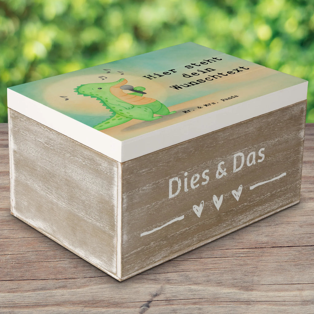 Personalisierte Holzkiste Krokodil Singen Design Kiste Personalisiert, Aufbewahrungsbox mit Namen, Truhe mit Namen, Schatzkiste mit Namen, Geschenkbox personalisiert, Truhe Personalisiert, Dekokiste mit Namen, Kiste mit Namen, Erinnerungsbox mit Namen, Schatulle Personalisiert, Erinnerungsbox Personalisiert, mit Namen, Schatzkiste Personalisiert, Holzkiste mit Namen, Aufbewahrungsbox Personalisiert, Erinnerungskiste, Dekokiste Personalisiert, Schatulle mit Namen, Holzkiste Personalisiert, GEschenkdose personalisiert, Erinnerungskiste Personalisiert, Geschenk, Sport, Sportart, Hobby, Schenken, Danke, Dankeschön, Auszeichnung, Gewinn, Sportler, Live Auftritt, Singen, Band, Hobbysänger, Gesang