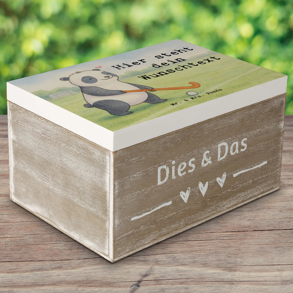 Personalisierte Holzkiste Panda Hockey spielen Design Geschenkbox personalisiert, Erinnerungskiste, Erinnerungsbox mit Namen, Kiste Personalisiert, Truhe mit Namen, Schatulle Personalisiert, mit Namen, Kiste mit Namen, Holzkiste Personalisiert, GEschenkdose personalisiert, Truhe Personalisiert, Schatulle mit Namen, Erinnerungsbox Personalisiert, Holzkiste mit Namen, Aufbewahrungsbox mit Namen, Erinnerungskiste Personalisiert, Schatzkiste mit Namen, Schatzkiste Personalisiert, Aufbewahrungsbox Personalisiert, Dekokiste mit Namen, Dekokiste Personalisiert, Geschenk, Sport, Sportart, Hobby, Schenken, Danke, Dankeschön, Auszeichnung, Gewinn, Sportler, Hockey spielen, Hockeyschläger, Feldhockey, Hockey Verein