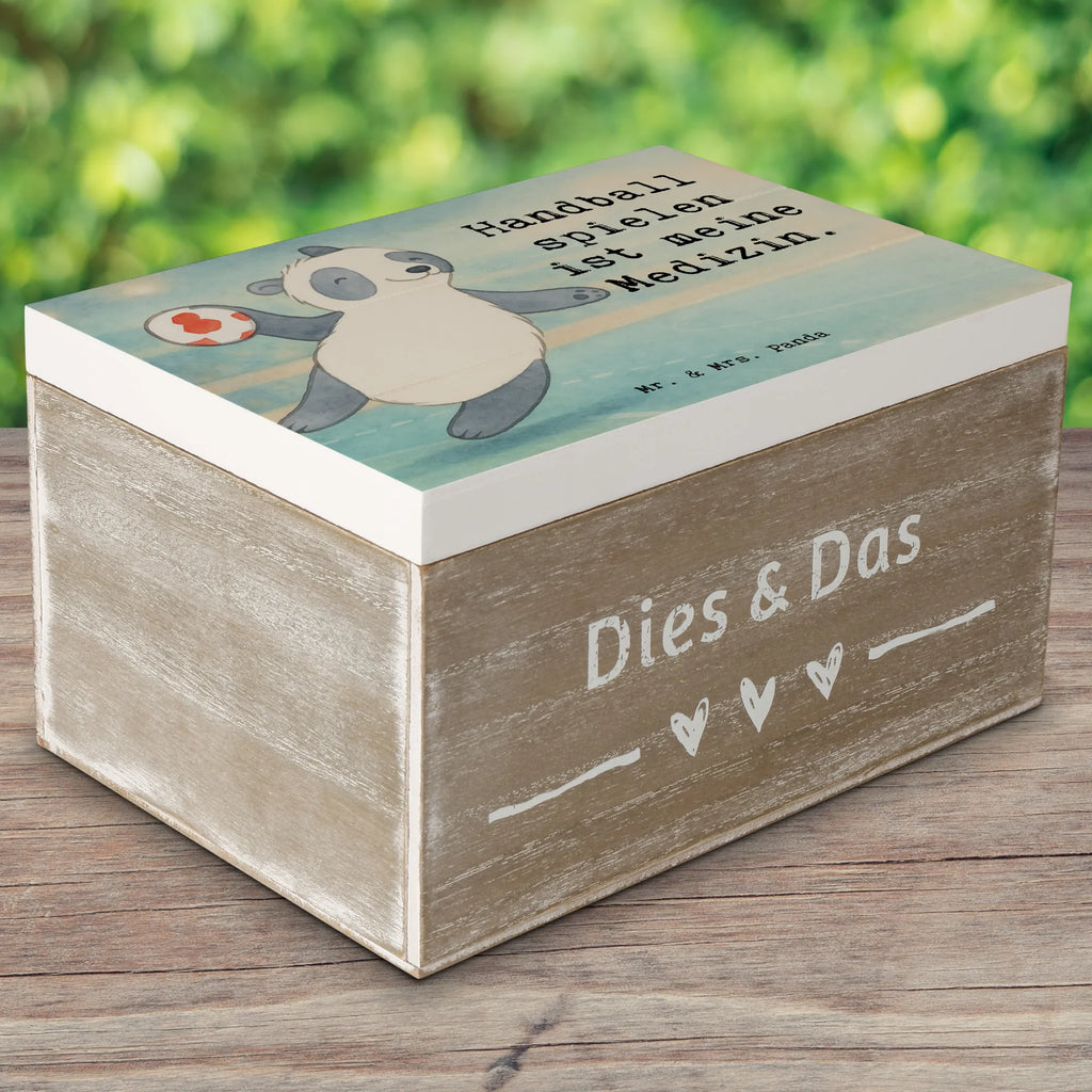 Holzkiste Panda Handball spielen Design Kiste, Geschenkdose, Truhe, XXL, Holzkiste, Schatzkiste, Dekokiste, Aufbewahrungsbox, Schatulle, Erinnerungskiste, Erinnerungsbox, Geschenkbox, Geschenk, Sport, Sportart, Hobby, Schenken, Danke, Dankeschön, Auszeichnung, Gewinn, Sportler, Handball spielen, Handball Club, Handball Turnier, Handball Verein