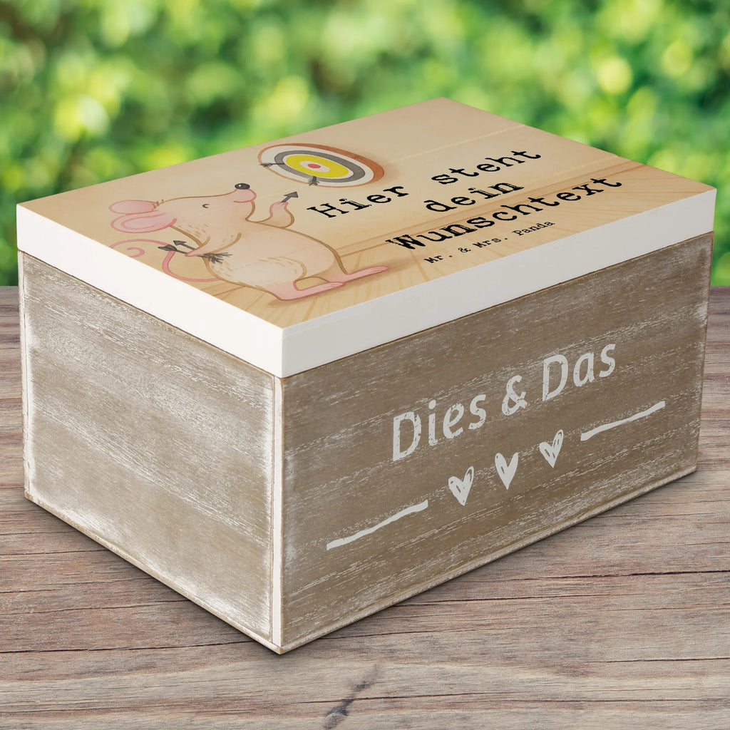 Personalisierte Holzkiste Maus Dart spielen Design mit Namen, Aufbewahrungsbox mit Namen, Kiste Personalisiert, Holzkiste Personalisiert, Schatulle Personalisiert, Erinnerungsbox Personalisiert, Kiste mit Namen, Holzkiste mit Namen, Dekokiste mit Namen, Erinnerungsbox mit Namen, Schatulle mit Namen, Erinnerungskiste, Truhe mit Namen, Schatzkiste mit Namen, GEschenkdose personalisiert, Schatzkiste Personalisiert, Truhe Personalisiert, Aufbewahrungsbox Personalisiert, Geschenkbox personalisiert, Erinnerungskiste Personalisiert, Dekokiste Personalisiert, Geschenk, Sport, Sportart, Hobby, Schenken, Danke, Dankeschön, Auszeichnung, Gewinn, Sportler, Dart spielen, Darten, Darts, Dart Turnier