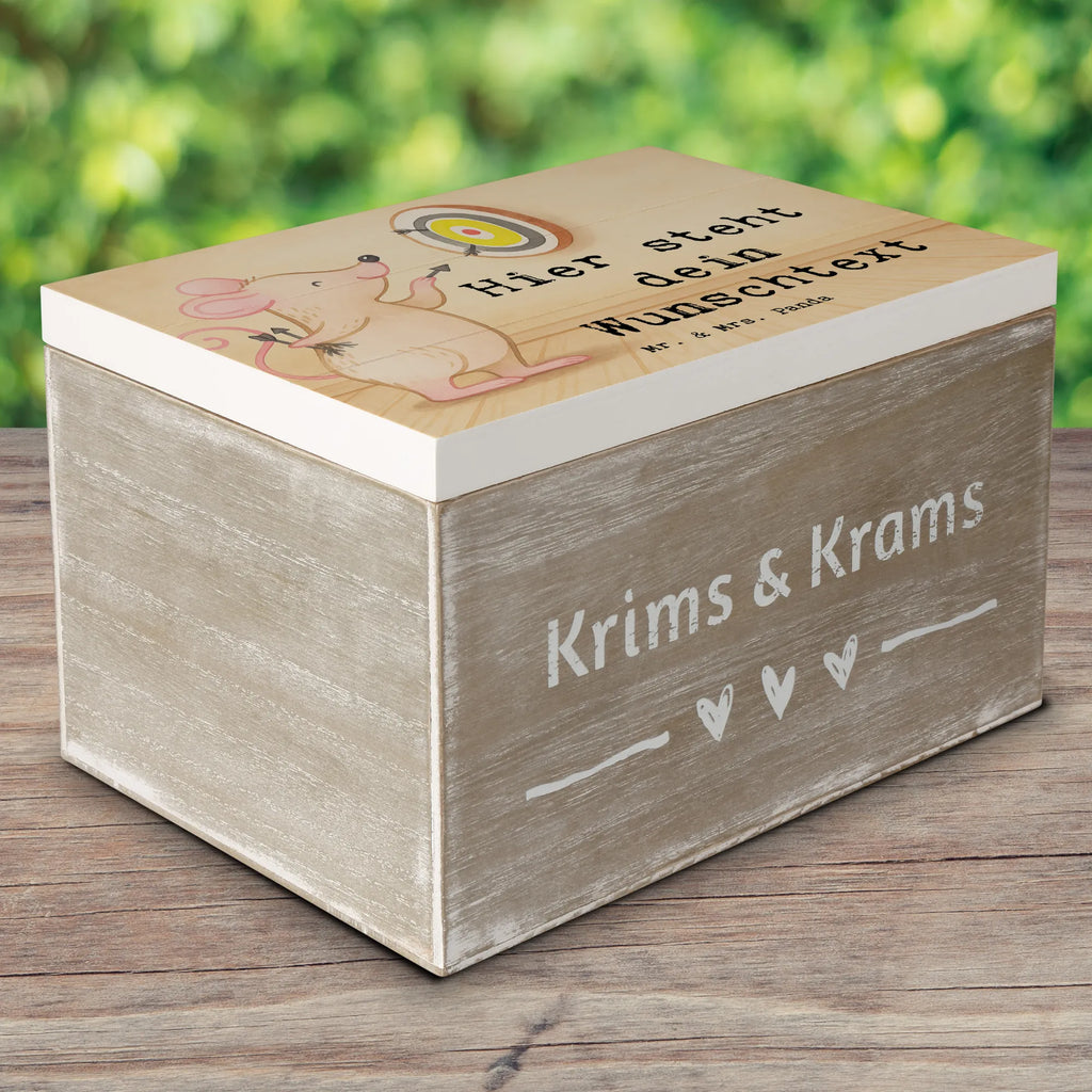 Personalisierte Holzkiste Maus Dart spielen Design mit Namen, Aufbewahrungsbox mit Namen, Kiste Personalisiert, Holzkiste Personalisiert, Schatulle Personalisiert, Erinnerungsbox Personalisiert, Kiste mit Namen, Holzkiste mit Namen, Dekokiste mit Namen, Erinnerungsbox mit Namen, Schatulle mit Namen, Erinnerungskiste, Truhe mit Namen, Schatzkiste mit Namen, GEschenkdose personalisiert, Schatzkiste Personalisiert, Truhe Personalisiert, Aufbewahrungsbox Personalisiert, Geschenkbox personalisiert, Erinnerungskiste Personalisiert, Dekokiste Personalisiert, Geschenk, Sport, Sportart, Hobby, Schenken, Danke, Dankeschön, Auszeichnung, Gewinn, Sportler, Dart spielen, Darten, Darts, Dart Turnier