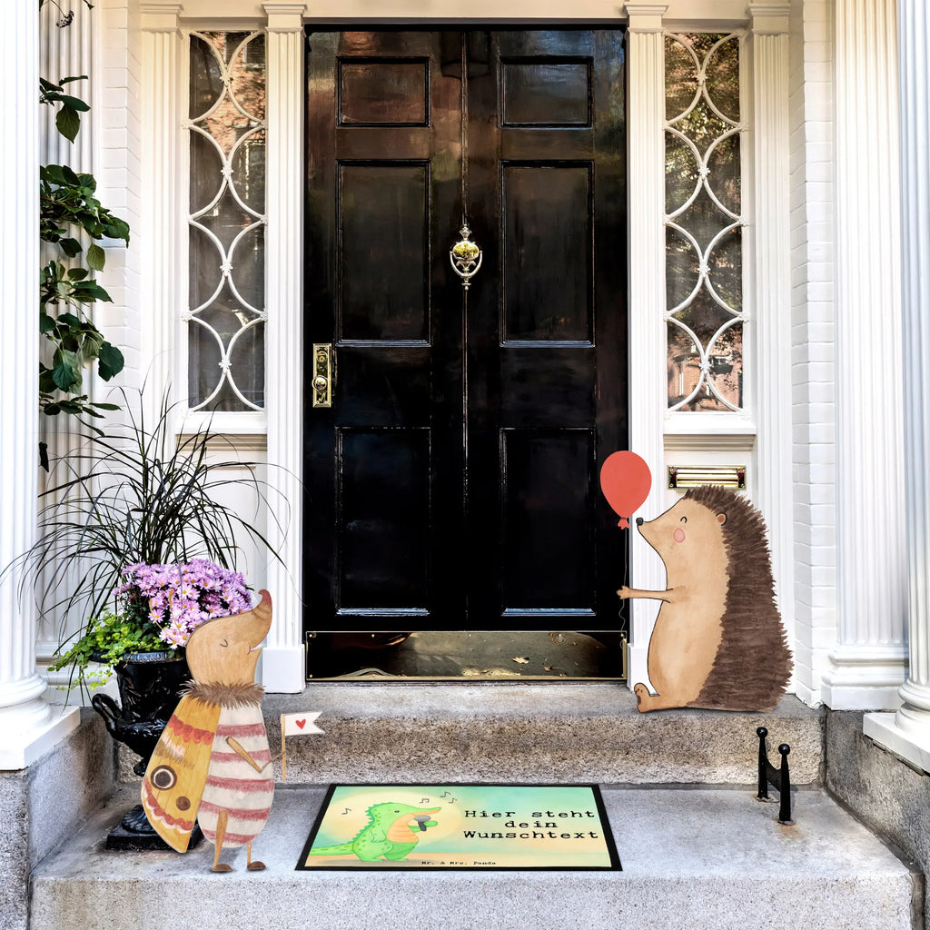 Personalisierte Fußmatte Krokodil Singen Design Personalisieruung, Personalisierte Fußmatte, Bedrucken, Namensfussmatte, Haustürmatte personalisiert, Türvorleger mit Namen, Fußmatte mit Namen, Fußmatte bedrucken, Türvorleger personalisiert, Personalisiert, Wunschnamen, Geschenk, Sport, Sportart, Hobby, Schenken, Danke, Dankeschön, Auszeichnung, Gewinn, Sportler, Live Auftritt, Singen, Hobbysänger, Band, Gesang